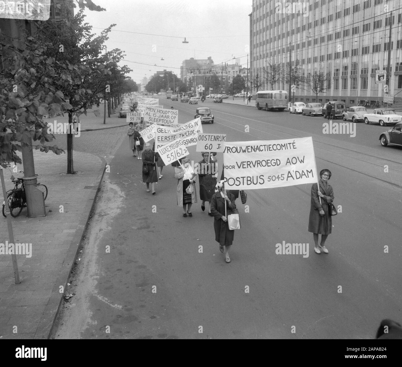Femmes célibataires et divorcées manifestant à Amsterdam pour le début de A.O.W. Description: Démontrer des femmes marchant de la Weesperplein à la Museumplein Date: 17 septembre 1966 lieu: Amsterdam, Hollande-Nord mots clés: Démonstrations, femmes Nom personnel: AOW Banque D'Images