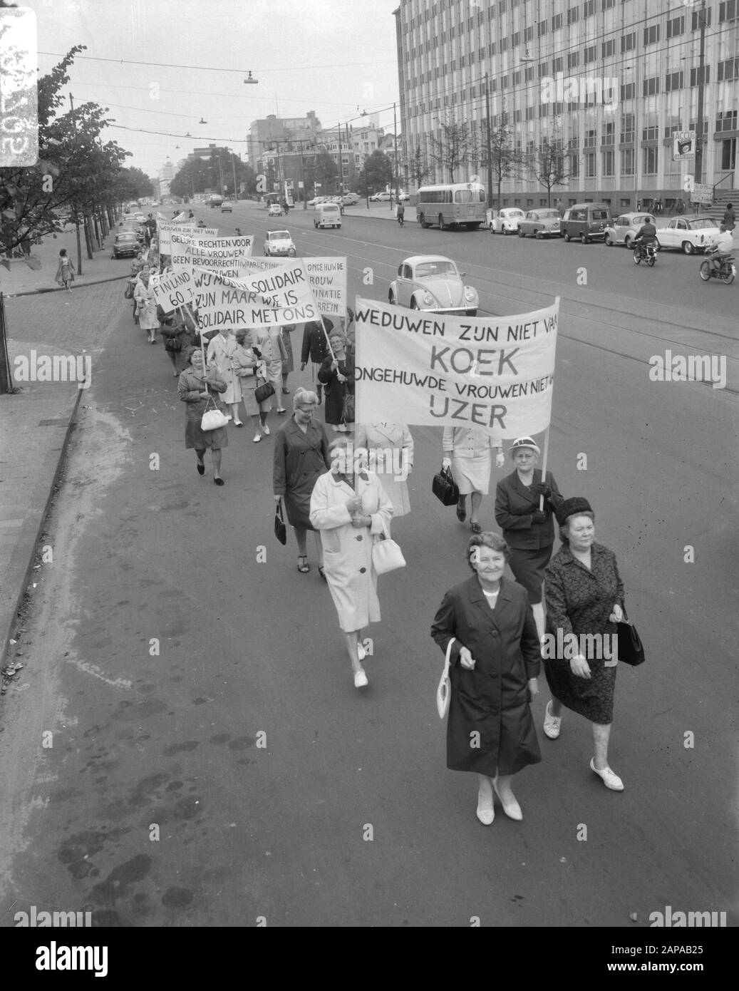 Femmes célibataires et divorcées manifestant à Amsterdam pour le début de A.O.W. Description: Démontrer des femmes marchant de la Weesperplein à la Museumplein Date: 17 septembre 1966 lieu: Amsterdam, Hollande-Nord mots clés: Démonstrations, femmes Nom personnel: AOW Banque D'Images