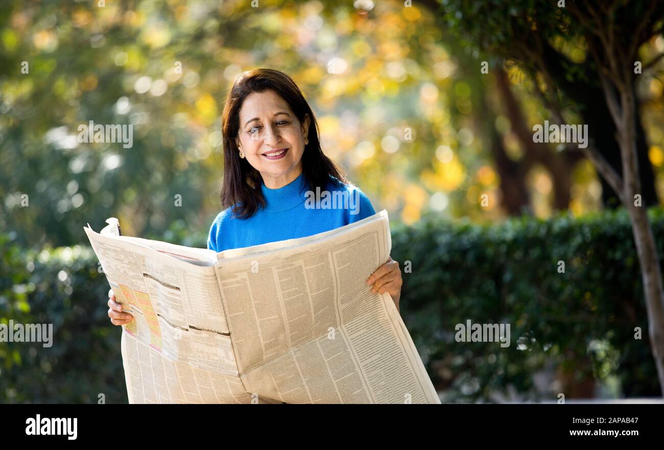 Les personnes âgées pourront lire le journal dans le parc Banque D'Images