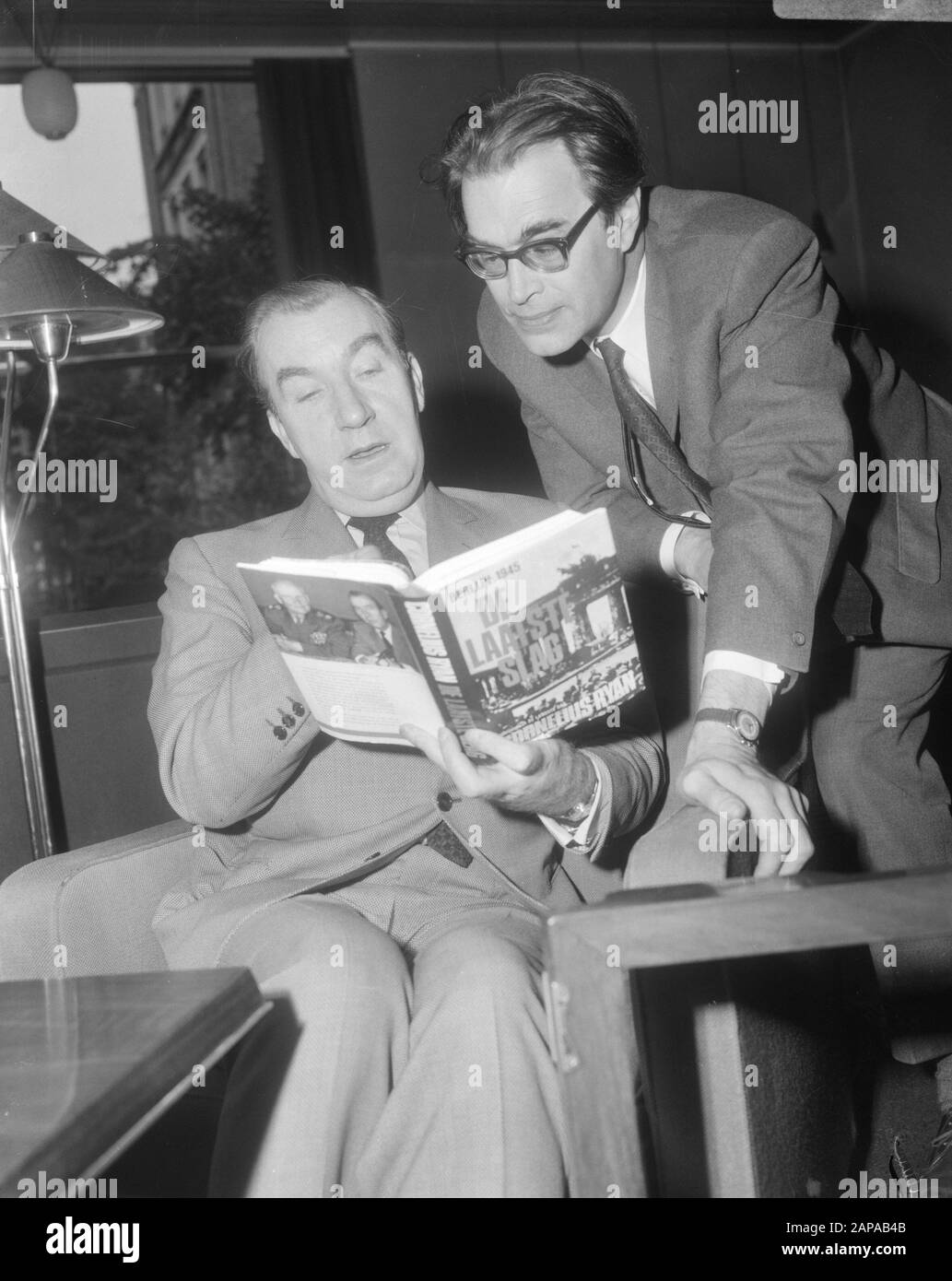 Workbreakfast Dutch Readerskring Description: Le journaliste et historien irlandais-américain Cornelius Ryan avec droit l'écrivain Godfried Bomans Date: 28 septembre 1966 mots clés: Journalistes, écrivains Nom personnel: Bomans, Godfried, Ryan, Cornelius Banque D'Images