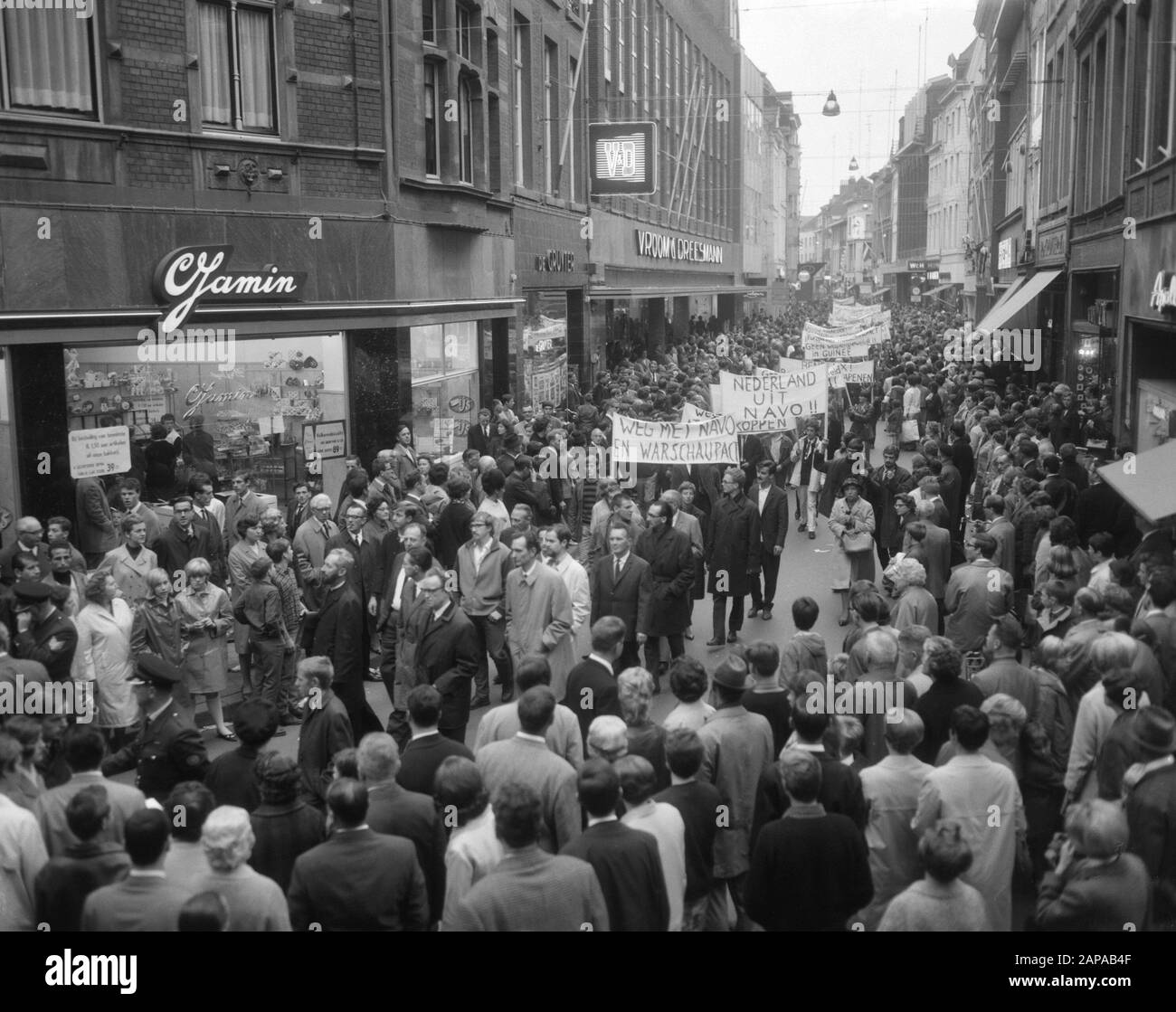 Manifestation anti-OTAN à Maastricht Description: Manifestants avec banderoles dans la rue Grote Date: 24 septembre 1966 lieu: Limbourg, Maastricht mots clés: Manifestations, banderoles Nom de l'institution: OTAN Banque D'Images