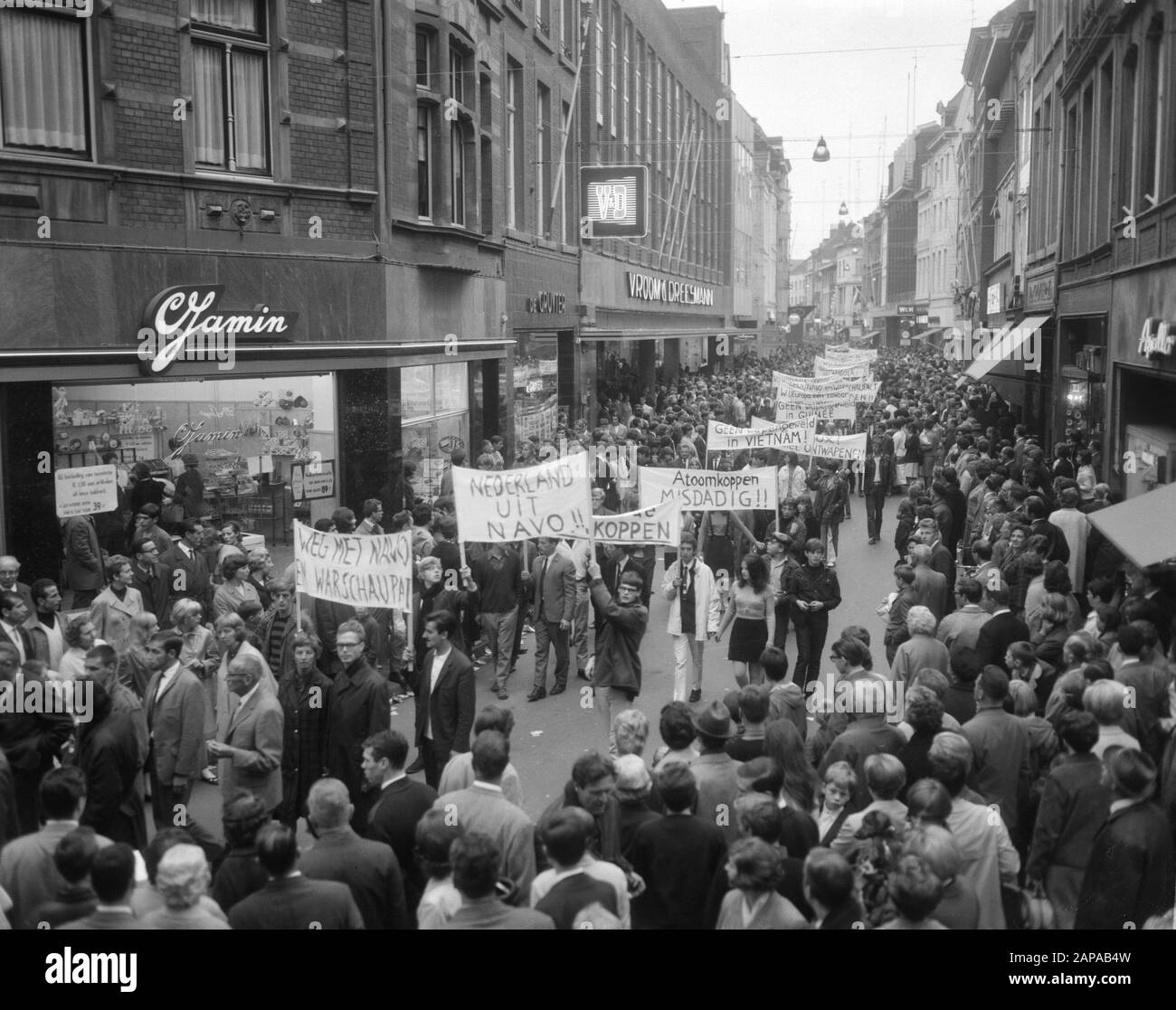Manifestation anti-OTAN à Maastricht Description: Manifestants avec banderoles dans la rue Grote Date: 24 septembre 1966 lieu: Limbourg, Maastricht mots clés: Manifestations, banderoles Nom de l'institution: OTAN Banque D'Images