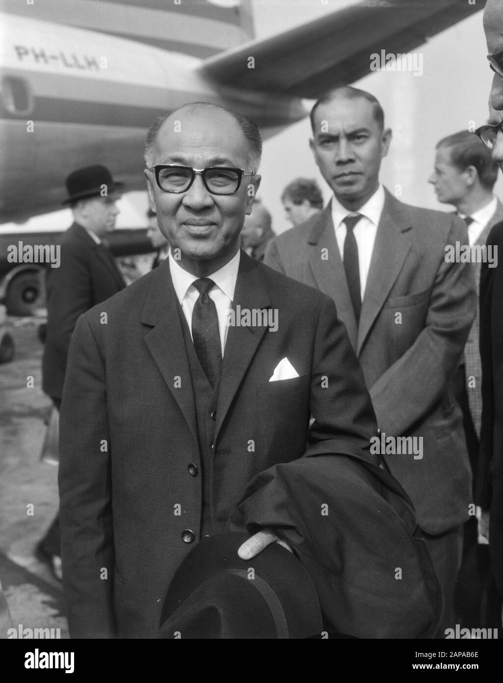 Arrivée à Schiphol du ministre du développement national de la Thaïlande, M. Poto Sarasin Description: Arrivée et départ, ministres, Sarasin, Poto Date: 29 septembre 1966 lieu: Noord-Holland, Schiphol mots clés: Arrivée et départ, ministres Nom personnel: Sarasin, Poto Banque D'Images