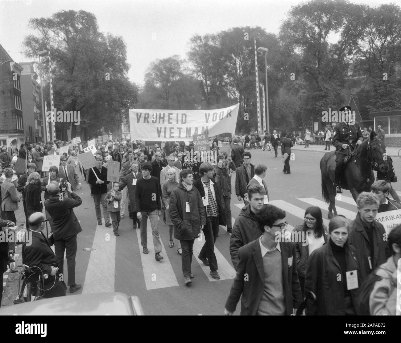Manifestation du Vietnam à Amsterdam Description: Démonstrations Date: 2 octobre 1966 lieu: Amsterdam, Noord-Holland mots clés: Démonstrations Banque D'Images