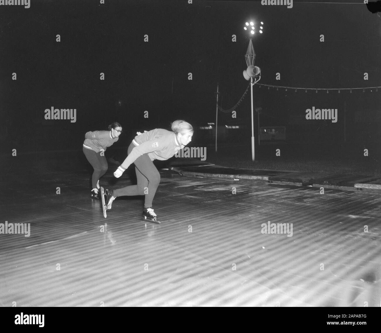 Jaap Eden Ice rink à Amsterdam ouvert Description: Les soeurs Portent et Beppie Geysen en action Date: 14 octobre 1966 lieu: Amsterdam, Noord-Holland mots clés: Rinks artificiels de glace, patins, nom de la Personne sportive: Geysen, Beppie, Geysen, Carry Banque D'Images