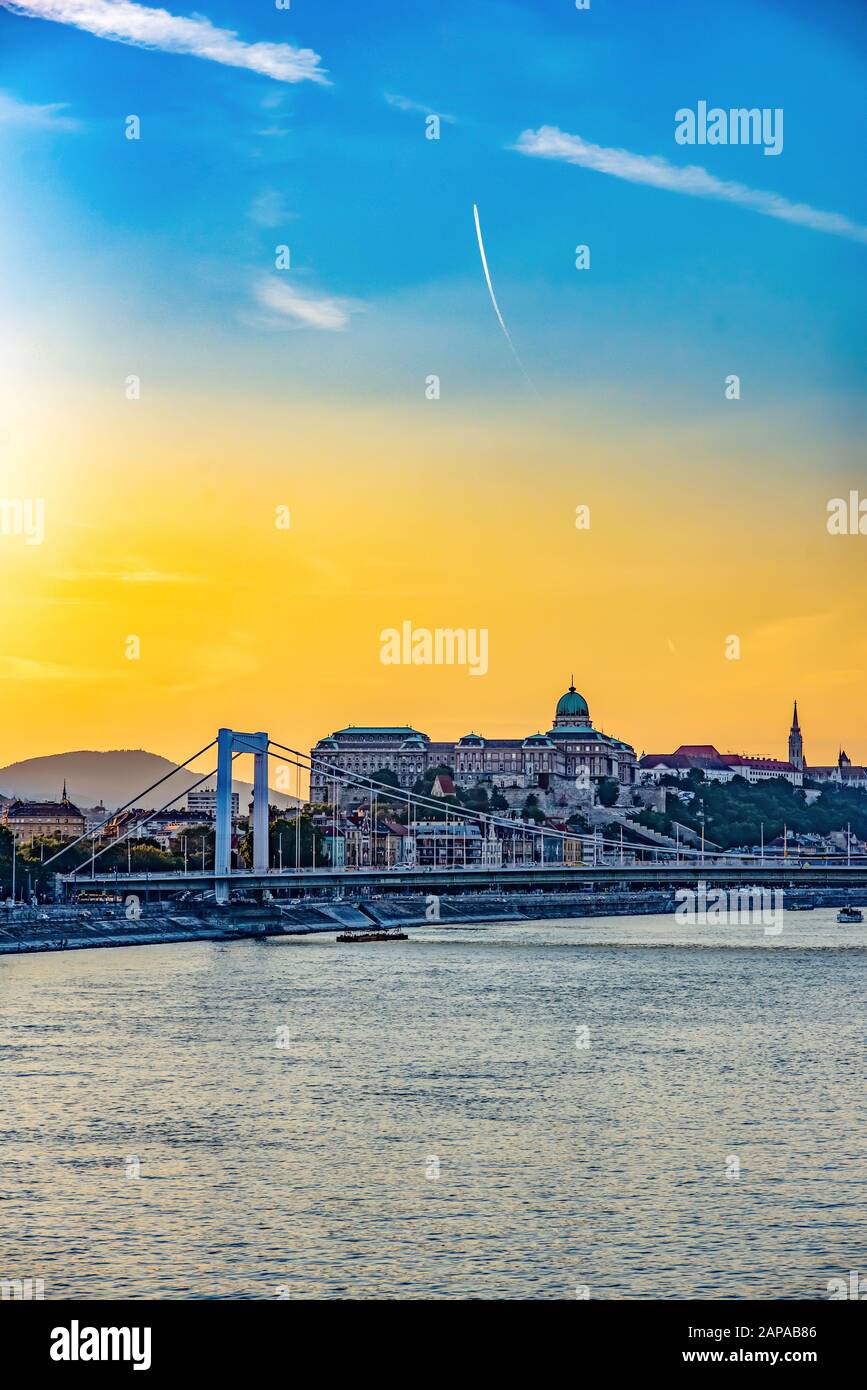 Incroyable coucher de soleil sur le Danube qui scinde le ciel en deux couleurs - jaune lumineux et bleu clair. Banque D'Images