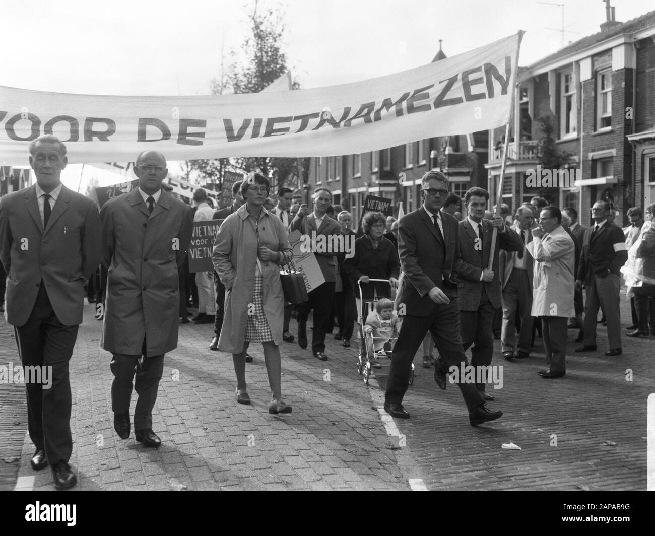 Manifestation à Amsterdam contre la guerre du Vietnam Description: Les manifestants en route vers le consulat américain au Museumplein Date: 16 octobre 1966 lieu: Amsterdam, Noord-Holland mots clés: Démonstrations, bannières Banque D'Images