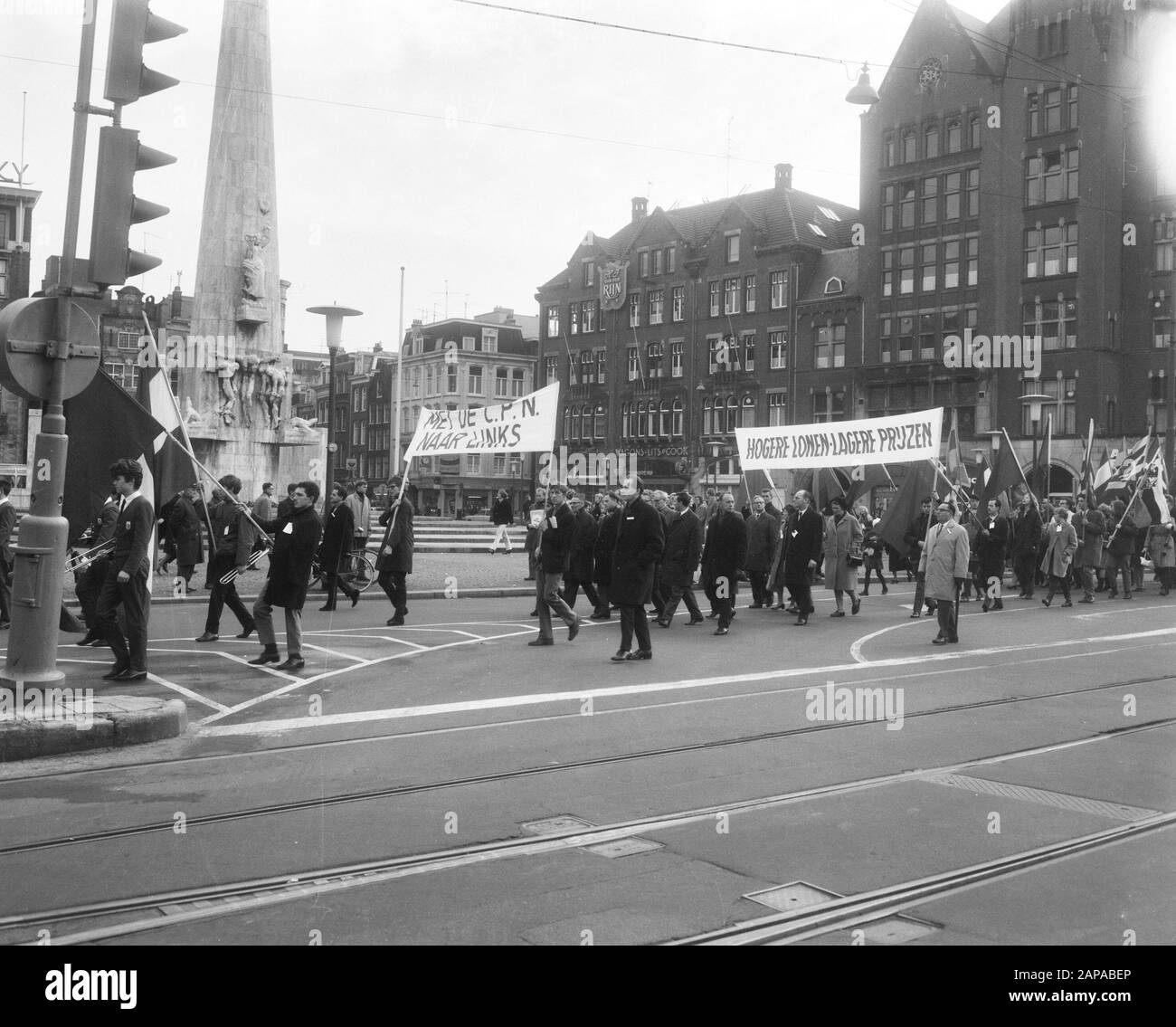 Manifestation du CPN à Amsterdam Description: Les manifestants forment une longue procession sur le barrage Date: 26 novembre 1966 lieu: Amsterdam, Noord-Holland mots clés: Manifestations, bannières Banque D'Images