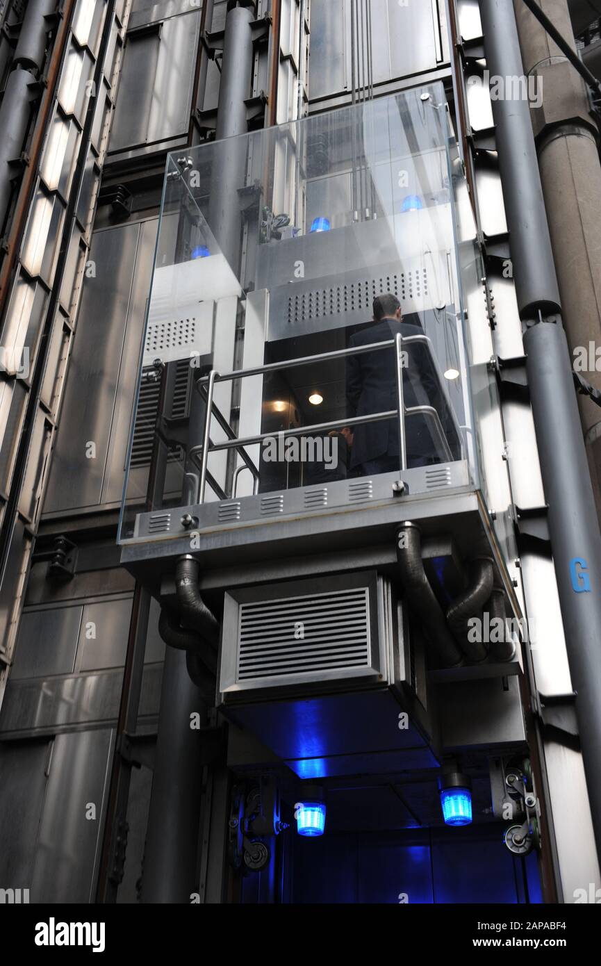 Les gens se trouvent dans les ascenseurs du Lloyd's of London Building de Lime Street, Londres, Angleterre Banque D'Images