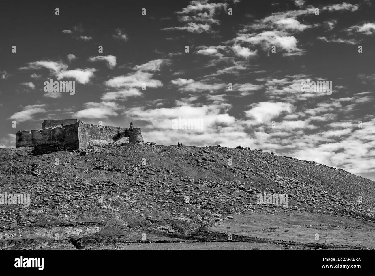 Belle vue en noir et blanc sur le château de Guanapay ou le château de Santa Barbara à Teguise, Lanzarote, îles Canaries, Espagne Banque D'Images