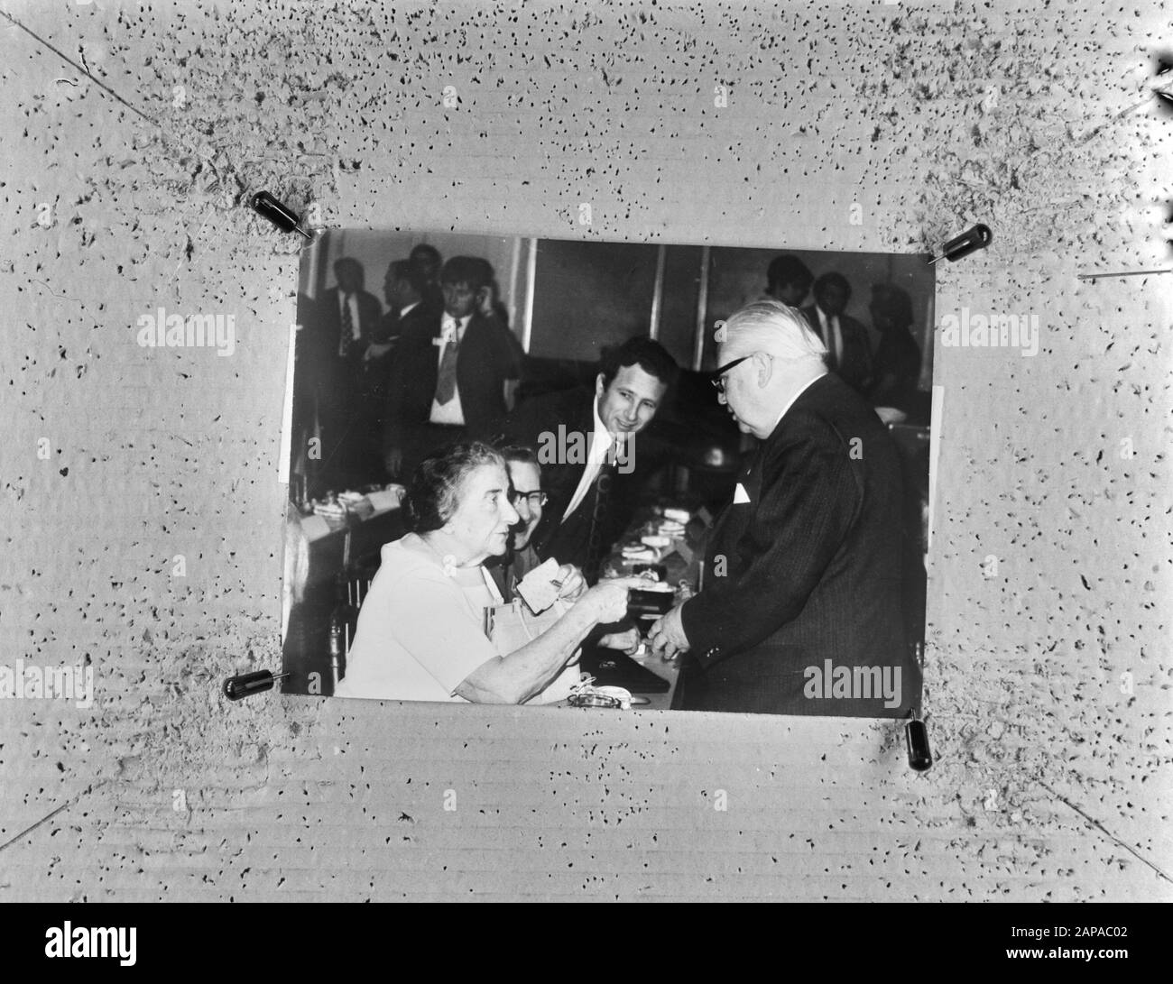 Douzième Congrès de l'internationale socialiste à Vienne, Autriche Description: Bruno Pitterman (Président de l'internationale socialiste) salue le Premier ministre israélien Golda Meir (l) Annotation: Repronegative Date : 28 juin 1972 lieu: Autriche, Vienne mots clés: Conférences, premiers ministres, socialisme présidents, Nom personnel: Meir, Golda, Pittermann, Bruno Banque D'Images