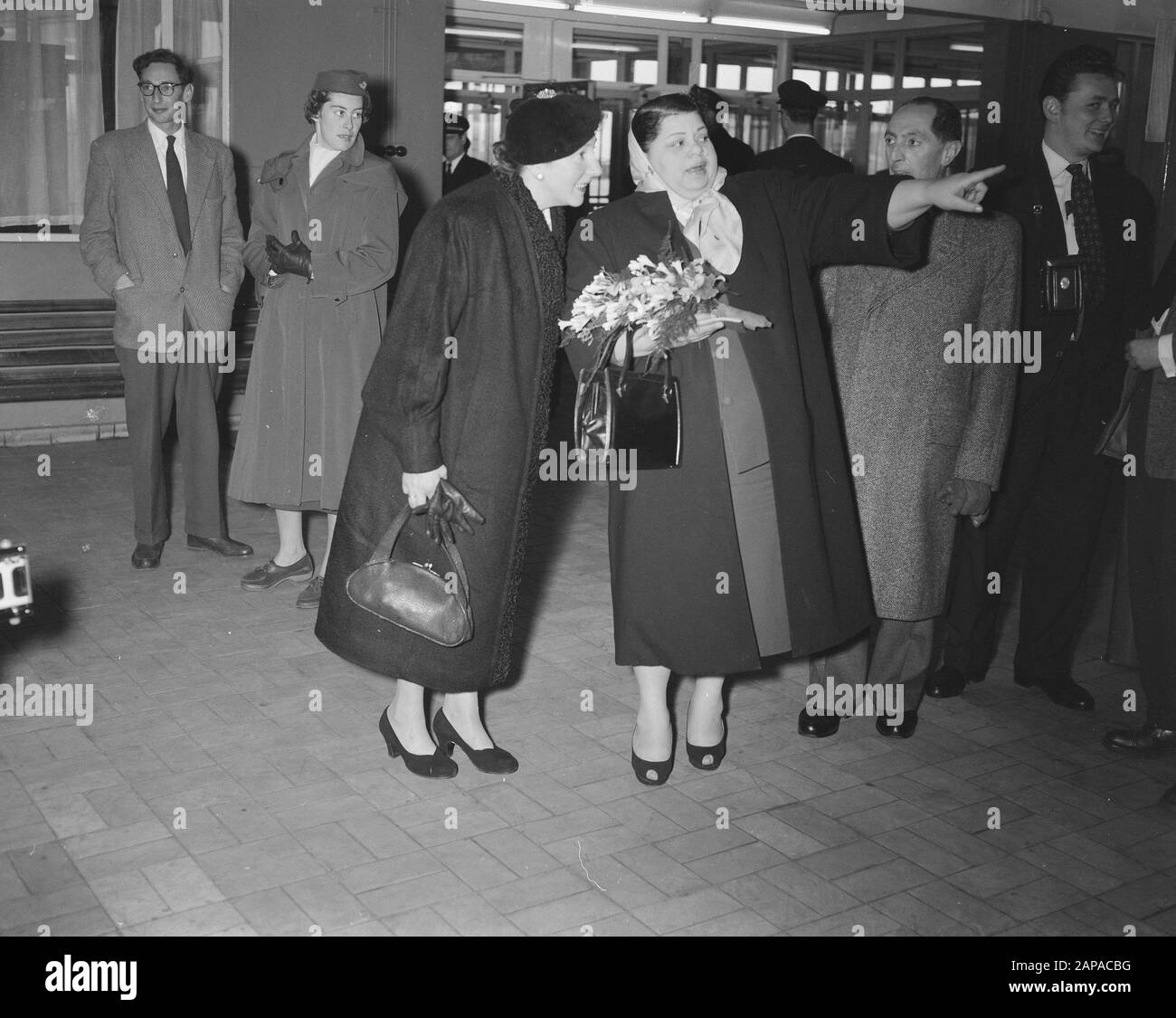 Chanteur américain June Richmond à Schiphol Date: 29 novembre 1956 lieu: Noord-Holland, Schiphol mots clés: Arrivée et départ, chanteuses Nom personnel: Richmond, juin Banque D'Images