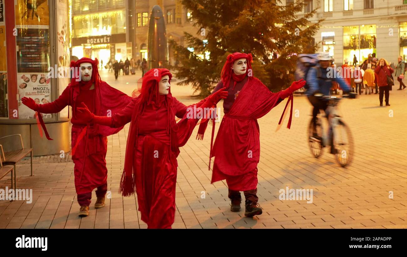 La rébellion contre l'extinction les brigade rouges pantomime, panto mime fait des marches des rebelles symbolisant la manifestation de tirs contre les feux de brousse de feu de changement climatique en Australie Banque D'Images