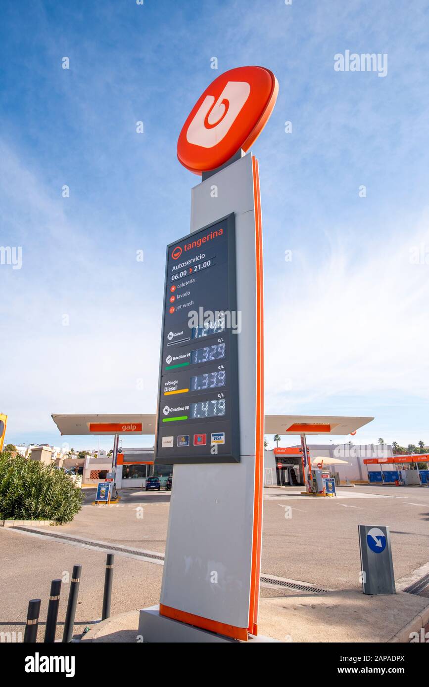 Station-service GALP Energia à Camposol dans la région de Murcie, Costa  Calida, Espagne. Logo, marque avec prix du carburant essence. Espace de  copie Photo Stock - Alamy