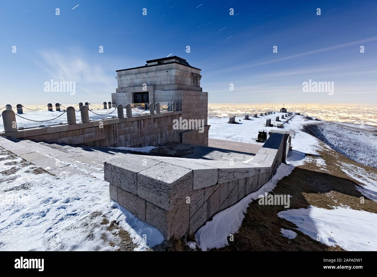 La pierre commémorative du « Col dell'Orso » à l'ossuaire militaire du mont Grappa. Province De Trévise, Vénétie, Italie, Europe. Banque D'Images