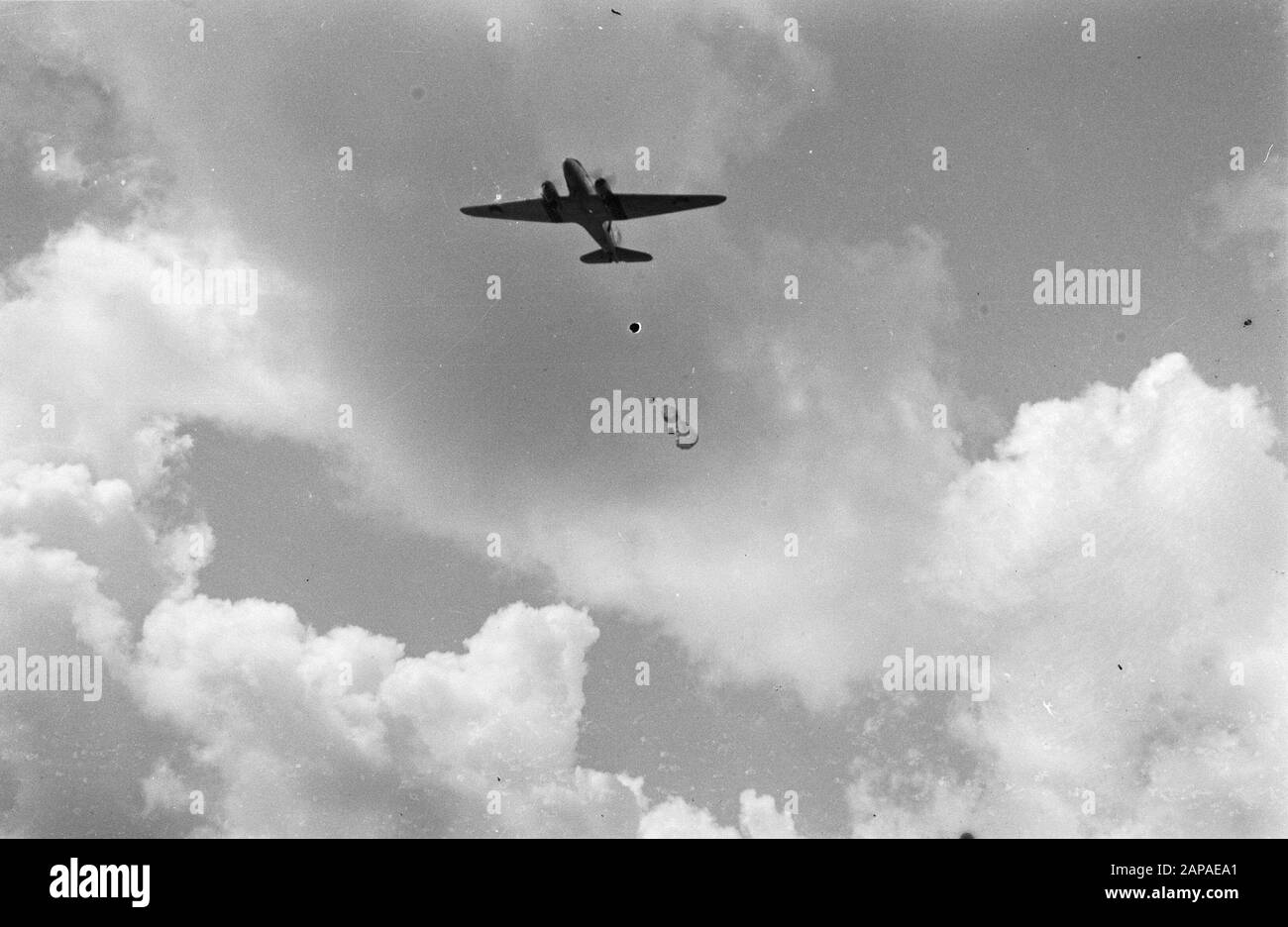 Gading and Plajen, action by Mountain terrain Description: Action en direction de Gading, Plajen et Wonosari. L'infanterie a marché la nuit pour fermer la zone où les gangs avaient été signalés lorsque le nettoyage a commencé le matin. Quelque part sur Java! Un détachement est forgé de l'air. Dakota jeter leur précieuse cargaison pour parachutes vers le bas, où les soldats attendent de la transporter aux bonnes-angs et à la cuisine Date: 9 mars 1949 lieu: Indonésie, Java, Pays-Bas East Indies Banque D'Images