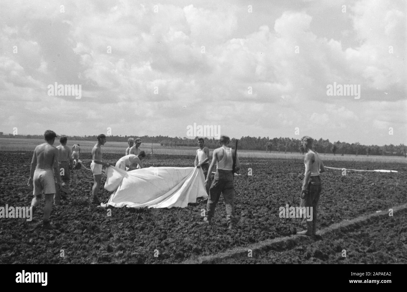 Gading and Plajen, action by Mountain terrain Description: Action en direction de Gading, Plajen et Wonosari. L'infanterie a marché la nuit pour fermer la zone où les gangs avaient été signalés lorsque le nettoyage a commencé le matin. Quelque part sur Java! Un détachement est forgé de l'air. Dakota jeter leur précieuse cargaison pour parachutes vers le bas, où les soldats attendent de la transporter aux bonnes-angs et à la cuisine Date: 9 mars 1949 lieu: Indonésie, Java, Pays-Bas East Indies Banque D'Images