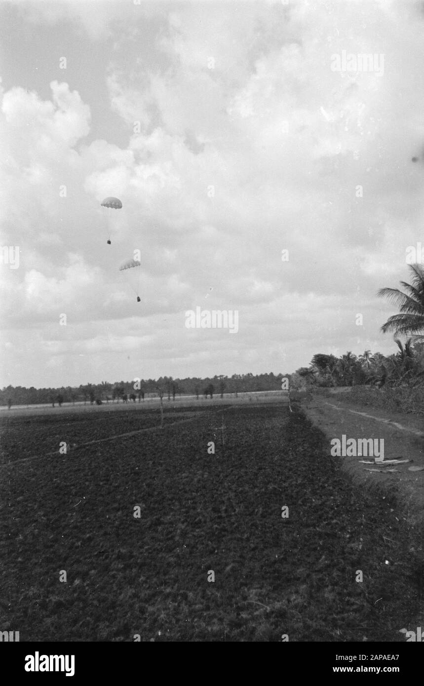 Gading and Plajen, action by Mountain terrain Description: Action en direction de Gading, Plajen et Wonosari. L'infanterie a marché la nuit pour fermer la zone où les gangs avaient été signalés lorsque le nettoyage a commencé le matin. Quelque part sur Java! Un détachement est forgé de l'air. Dakota jeter leur précieuse cargaison pour parachutes vers le bas, où les soldats attendent de la transporter aux bonnes-angs et à la cuisine Date: 9 mars 1949 lieu: Indonésie, Java, Pays-Bas East Indies Banque D'Images