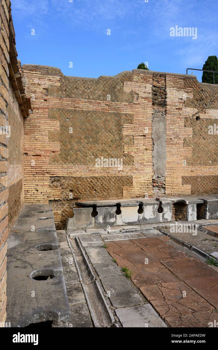 Rome. Italie. Ostia Antica. Latrines publiques (forica), peut-être 4ème siècle après Jésus-Christ, Via della Forica, Caseggiato dei Triclini. Regio I Banque D'Images