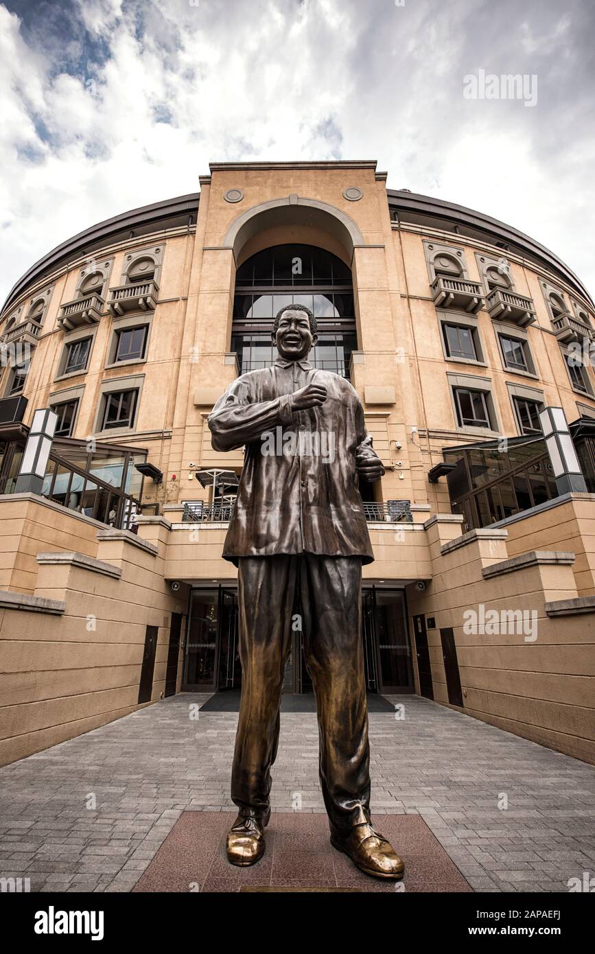 Statue De Nelson Mandela Sur La Place Nelson Mandela, Dans La Ville De Sandton Banque D'Images
