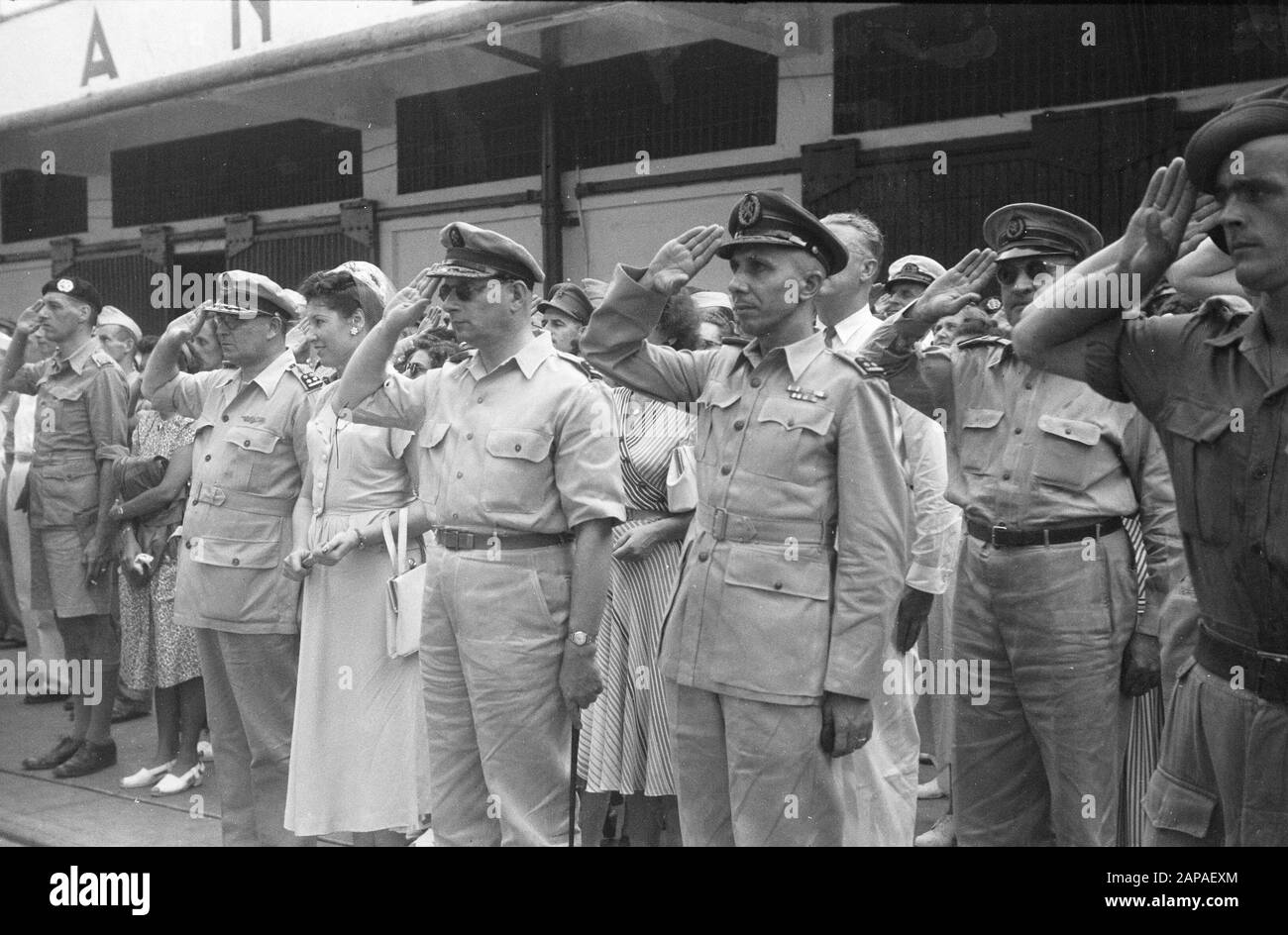 Départ Oldenbarnevelt avec les premiers démobilisés Description: Le Johan van Oldenbarnevelt, qui a quitté le port de Priok samedi après-midi 14 mai, était le premier navire, qui après longtemps avait de nouveau des démobilisés du KL. Et des récupérateurs de la KNIL à bord. Un petit nombre de soldats malades ont également pris ce navire aux Pays-Bas. Parmi les autorités militaires qui sont venues dire au revoir, on compte le commandant de l'armée, le Lieutenant-général S.H. Spoor, chef M.G.D., Major général Dr Simons et commandant de l'aviation militaire, Major général C.W. v. d. Eem. Les trois généraux du quai avec Mme Simons, W Banque D'Images