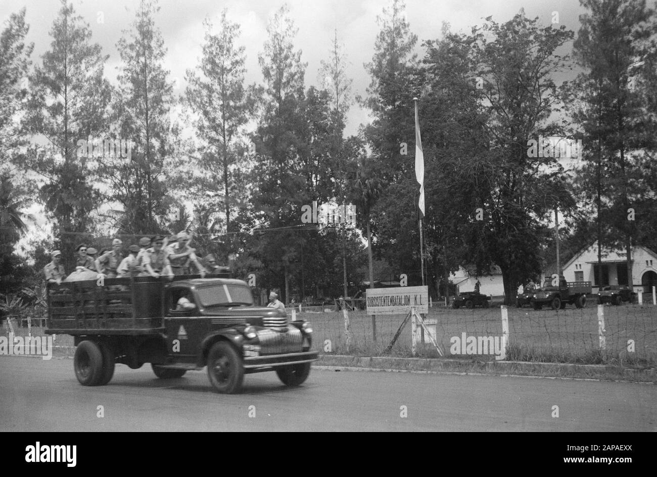 Départ Oldenbarnevelt avec les premiers démobilisés Description: Le Johan van Oldenbarnevelt, qui a quitté le port de Priok samedi après-midi 14 mai, était le premier navire, qui après longtemps avait de nouveau des démobilisés du KL. Et des récupérateurs de la KNIL à bord. Un petit nombre de soldats malades ont également pris ce navire aux Pays-Bas. Le départ des marins néerlandais du Bataillon des subsidents, l'ancien K.W. III School à Batavia, à Priok pour embarquement Date: 14 mai 1949 lieu: Batavia, Indonésie, Jakarta, Hollandais East Indies, Tandjong Priok Banque D'Images