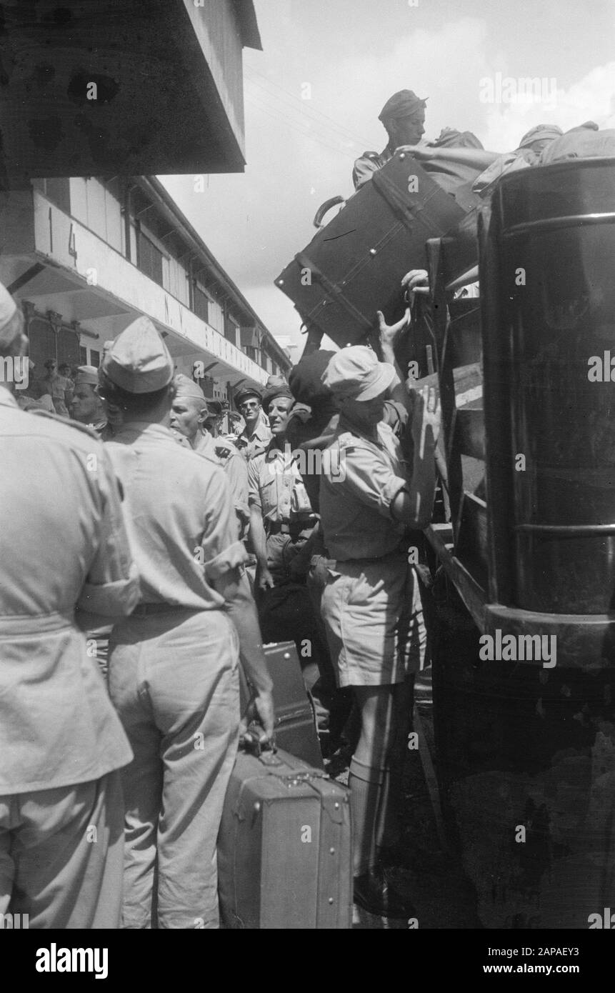Départ Oldenbarnevelt avec les premiers démobilisés Description: Le Johan van Oldenbarnevelt, qui a quitté le port de Priok samedi après-midi 14 mai, était le premier navire, qui après longtemps avait de nouveau des démobilisés du KL. Et des récupérateurs de la KNIL à bord. Un petit nombre de soldats malades ont également pris ce navire aux Pays-Bas. Parmi les autorités militaires qui sont venues dire au revoir, on compte le commandant de l'armée, le Lieutenant-général S.H. Spoor, chef M.G.D., Major général Dr Simons et Commandant Mil. Aviation, Major Général C.w. Les marins néerlandais du Bataillon des subsidents, à Priok à embarkat Banque D'Images