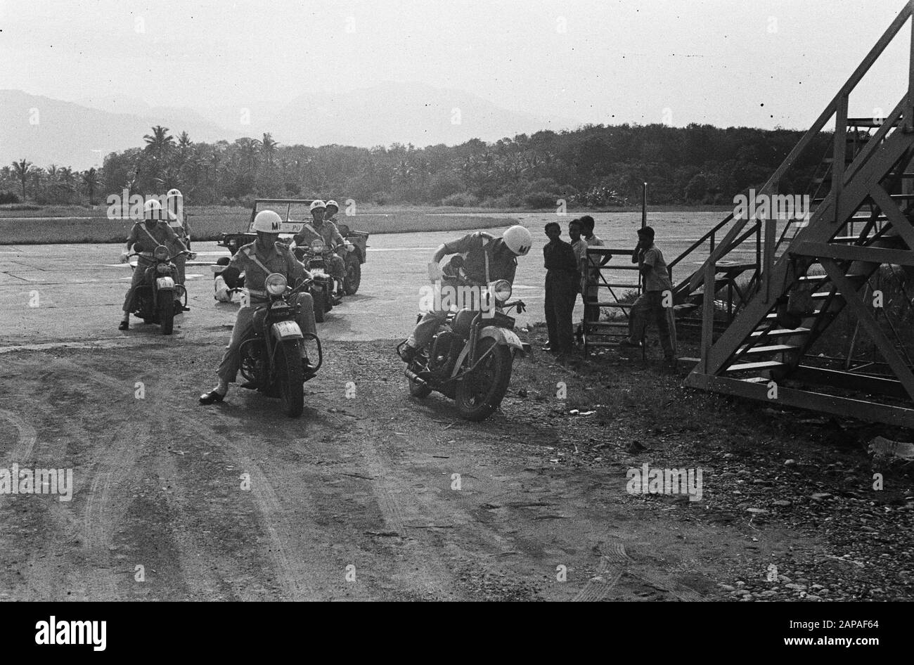 Visite du commandant de l'armée D.C. Le Voisin van Vreeden à Padang Description: Le commandant de l'armée, le Lieutenant-général D.C. Le Voisin van Vreeden, s'est rendu à Padang le 21 septembre et dans les environs. L'escorte militaire par mortoren et une jeep de la police militaire Date : 21 septembre 1949 lieu : Indonésie, Antilles orientales néerlandaises, Padang, Sumatra Banque D'Images