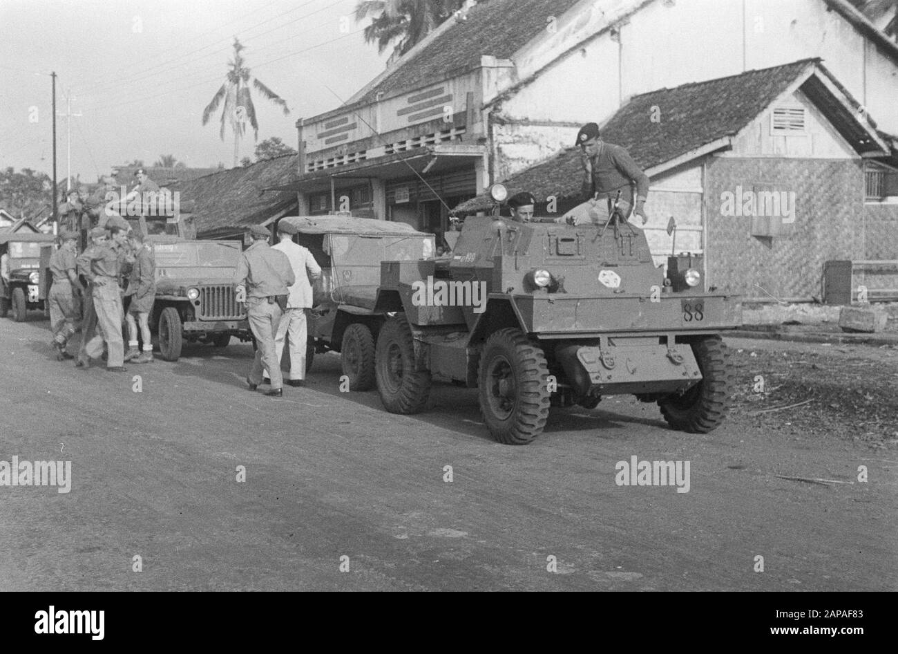 Un comité de presse de Reuters visite la région autour de Tasikmalaja Description: Correspondant anglais de l'agence de presse Reuters, M. H. Laming a visité la région autour de Tasikmalaja (Java Ouest). Laming regarde l'arrêt de Singaparna, où le convoi qui nettoie la route Garoet-Tasikmalaja, souffle Date: Octobre 1949 lieu: Indonésie, Java, Hollandais East Indies, Tasikmalaja Banque D'Images