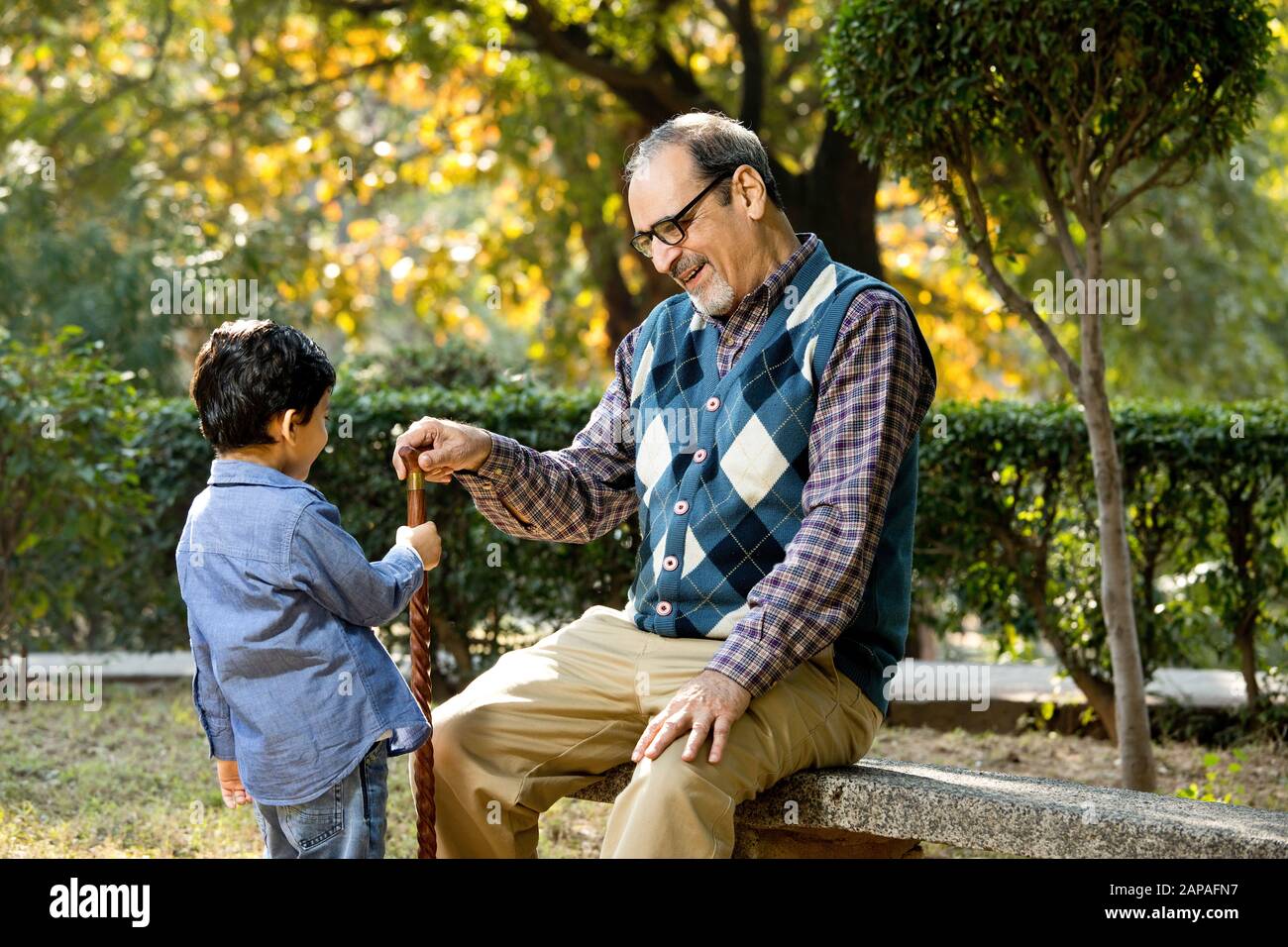 Grand-père affectueux jouant avec son petit-fils au parc Banque D'Images