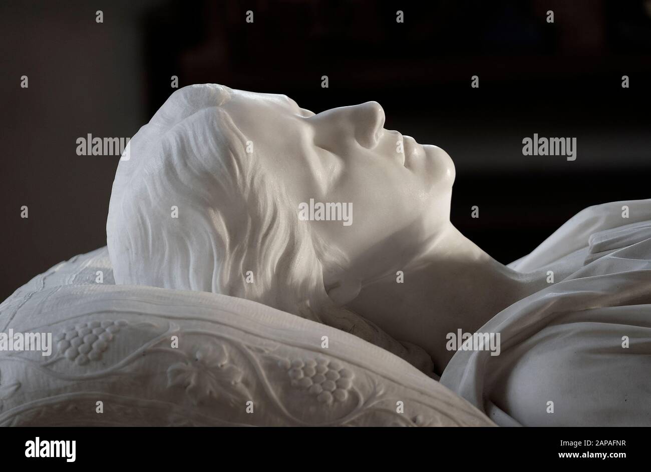 belle tête de femme en marbre sculpté sur le mémorial de juliana 2ème comtesse de leicester, holkham, nord norfolk, angleterre Banque D'Images