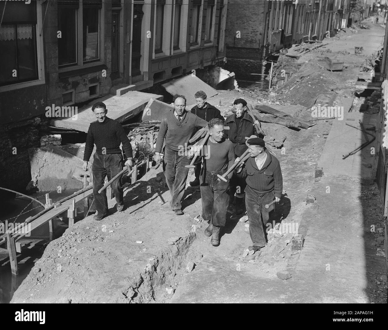 Les constructeurs de rue d'Amsterdam aident à réparer les dégâts causés par les inondations de 1953. Henk Jurgens, Karel Hofstede, Nico Lammers, Tinus Gietermans, Gerrit Oosterhuis Et Bertus (Nom De Famille Connu) Date : 17 Mars 1953 Lieu : Zeeland, Zierikzee Mots Clés : Réparations, Artisans, Snood Nom Personnel : Gietermans Teus, Hofstede Karel, Jurgens Henk, Lammsters, Gerhuris Banque D'Images