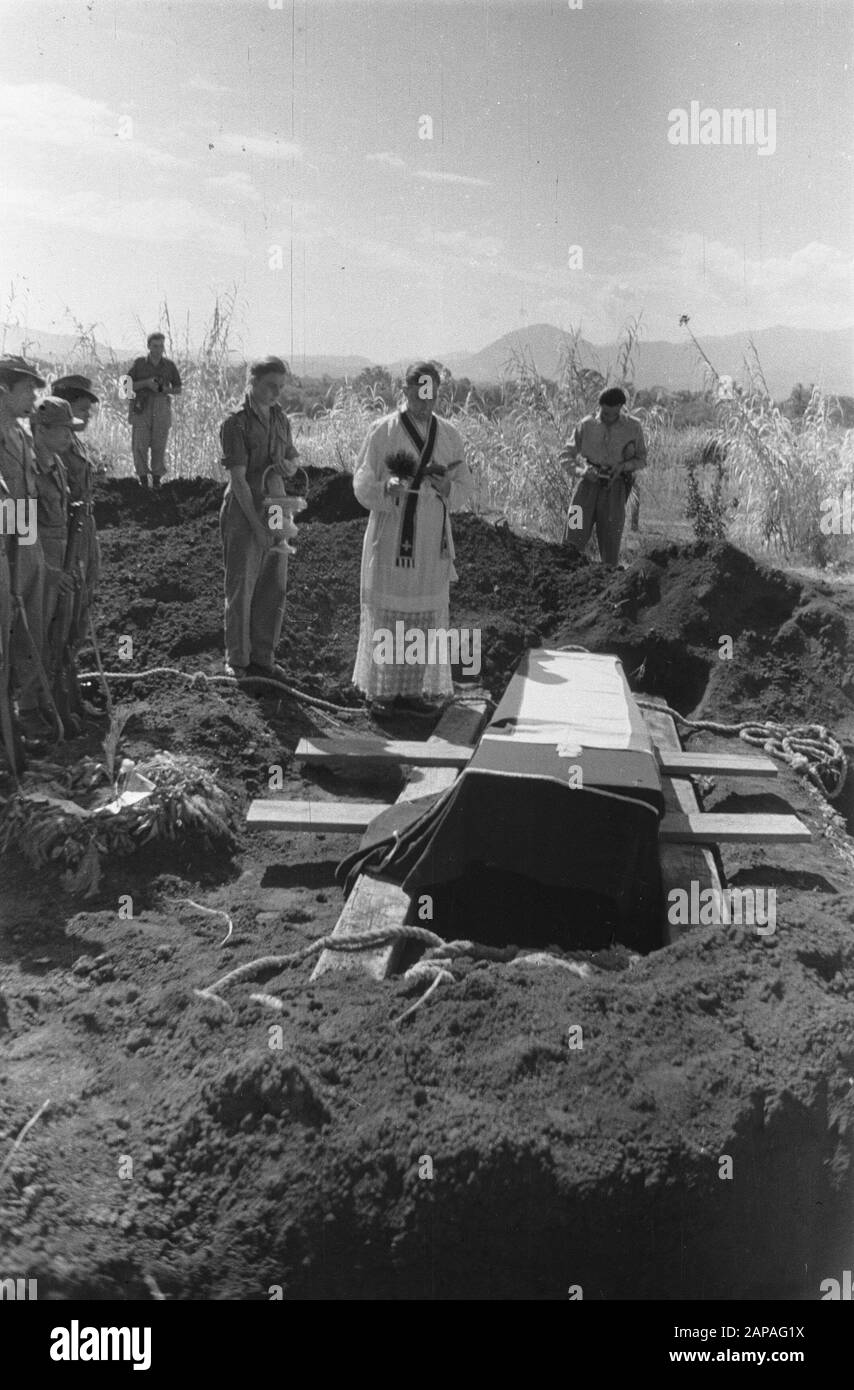 Funérailles. Un prêtre bénit la tombe Date: Juillet 1947 lieu: Indonésie, Pays-Bas Indes orientales Banque D'Images