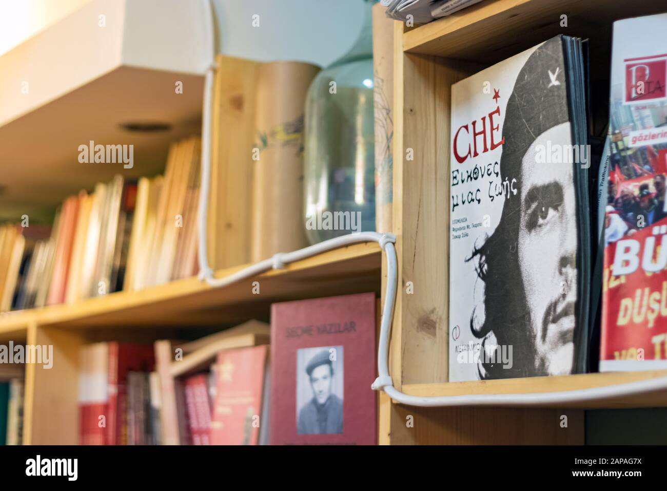 Un vieux livre grec sur le Che Guevara sur une étagère en bois. Banque D'Images