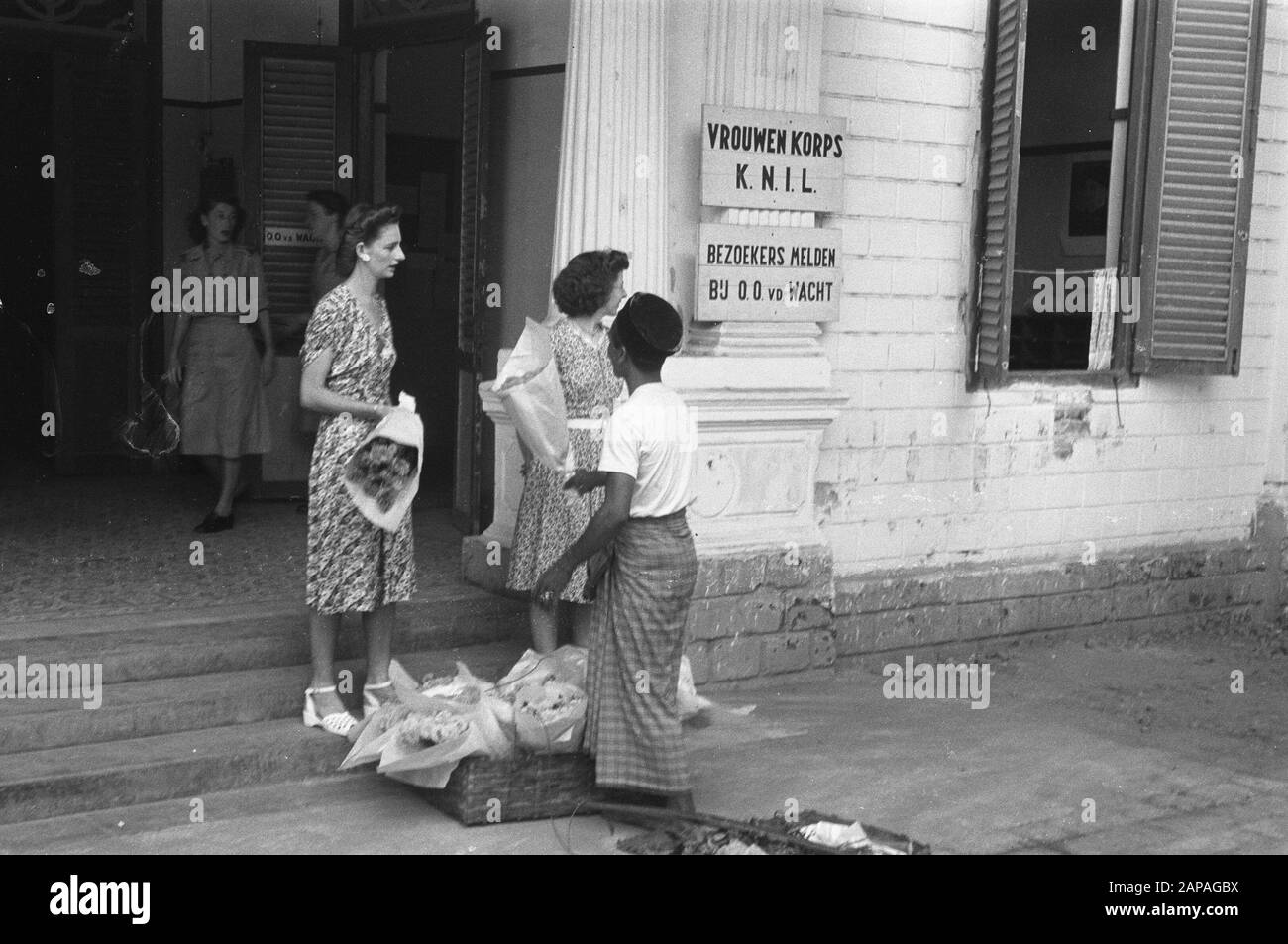 Batavia le premier jour de la 2ème action de police Description: Batavia. La vie continue normalement, malgré toute la gravité de ce jour, le corps des femmes (UK) voulait avoir une fleur dans les chambres. Date : 19 Décembre 1948 Lieu : Batavia, Indonésie, Java, Hollandais East Indies Banque D'Images