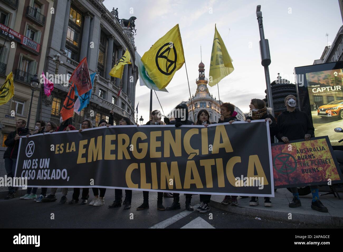 Madrid, Espagne. 16 janvier 2020. Les manifestants ont bloqué la rue Alcala tout en tenant les drapeaux de rébellion de l'extinction et une bannière pendant la manifestation. Les militants du changement climatique de la rébellion de l'extinction appellent les politiciens australiens à faire davantage pour protéger les citoyens et la faune de la crise du bushfire en cours, ainsi qu'à exiger des mesures des dirigeants du monde entier pour prévenir le changement climatique. Crédit: Rafael Bastante/Sopa Images/Zuma Wire/Alay Live News Banque D'Images
