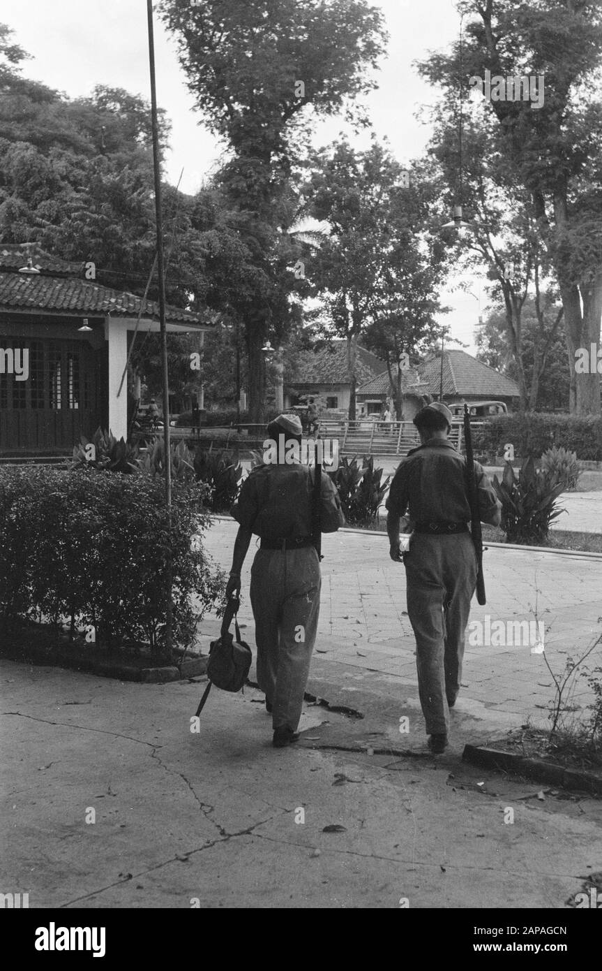 Batavia le premier jour de la 2ème action de police Description: Batavia. Préparé pour tout, mais heureusement, ce n'était pas nécessaire. Date : 19 Décembre 1948 Lieu : Batavia, Indonésie, Java, Hollandais East Indies Banque D'Images