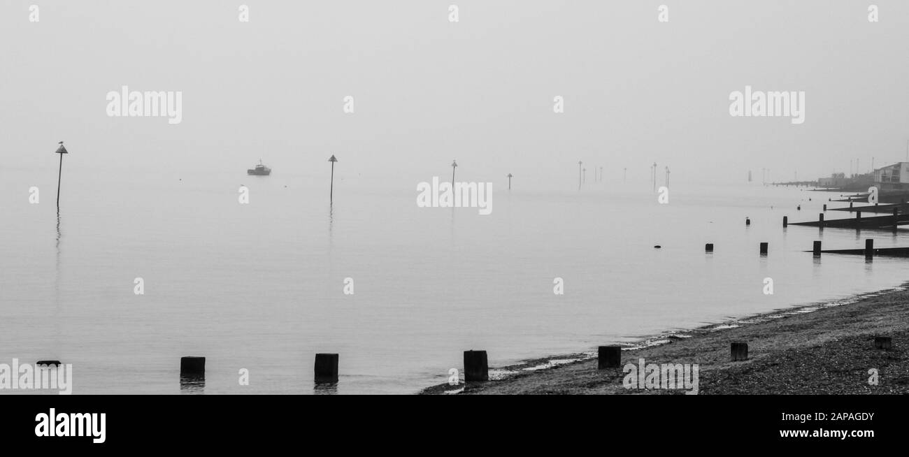 Une image monochrome d'un Jour Terne et de Dank de janvier sur l'estuaire de la Tamise à Southend-on-Sea. Hors saison sans Personne Banque D'Images