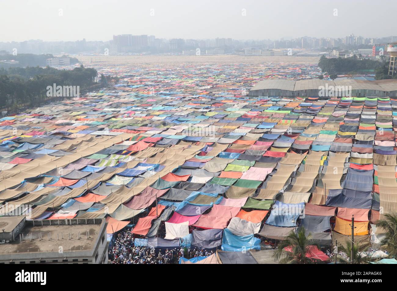 Dhaka, Bangladesh. 13th janvier 2023. Les dévotés musulmans se rassemblent à Bishwa Istema, à la périphérie de Tongi, à Dhaka,10Jan,2020, qui est considérée comme la deuxième plus grande Banque D'Images