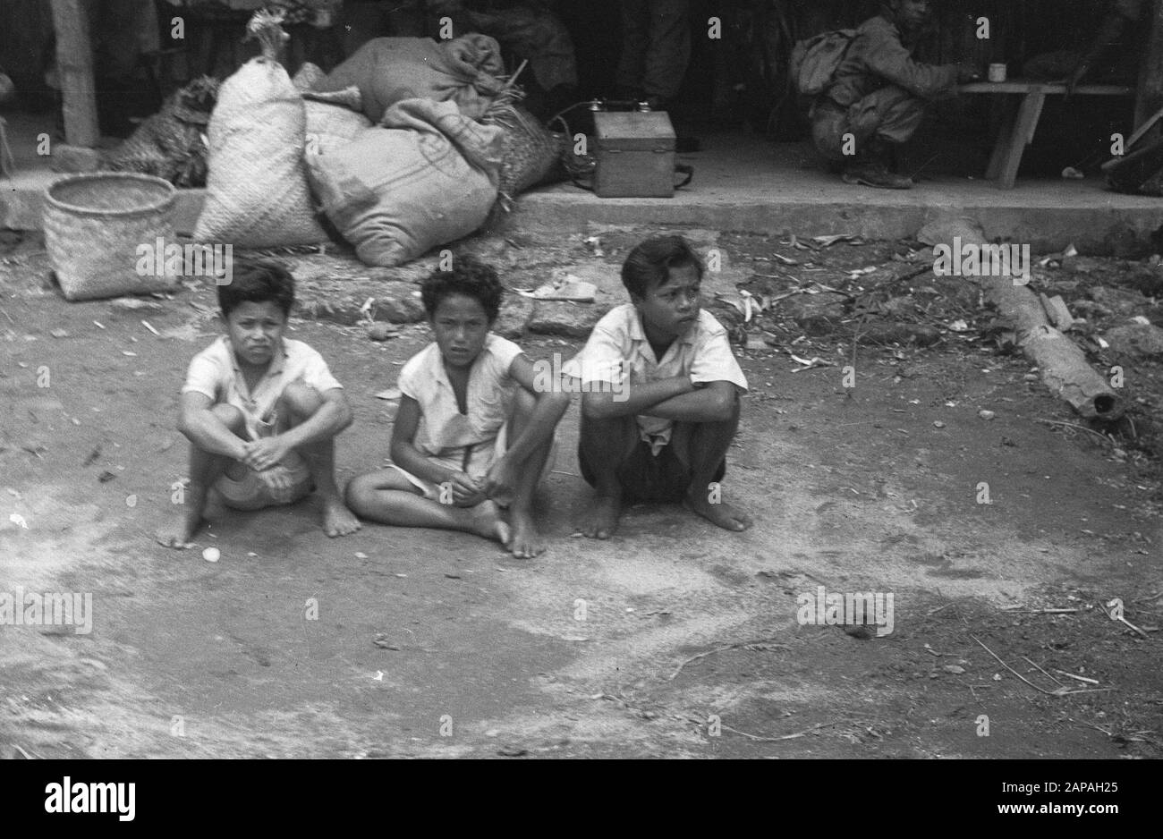 République: Dolok Simoembah, Prapat, Bidamanik, à l'est de Pematang Siantar; purification sur la côte est de Sumatra Description: Ces trois garçons, qui pendant la patrouille de Sumatra Nord ont été capturés, ont avoué avoir incendié une usine de thé et bon angle. Trois enfants encore, ensemble de moins de 35 ans, victimes de la propagande inflammatoire de Djocja Annotation: DJK Date: 1er novembre 1947 lieu: Indonésie, Antilles néerlandaises de l'est, Sumatra Banque D'Images