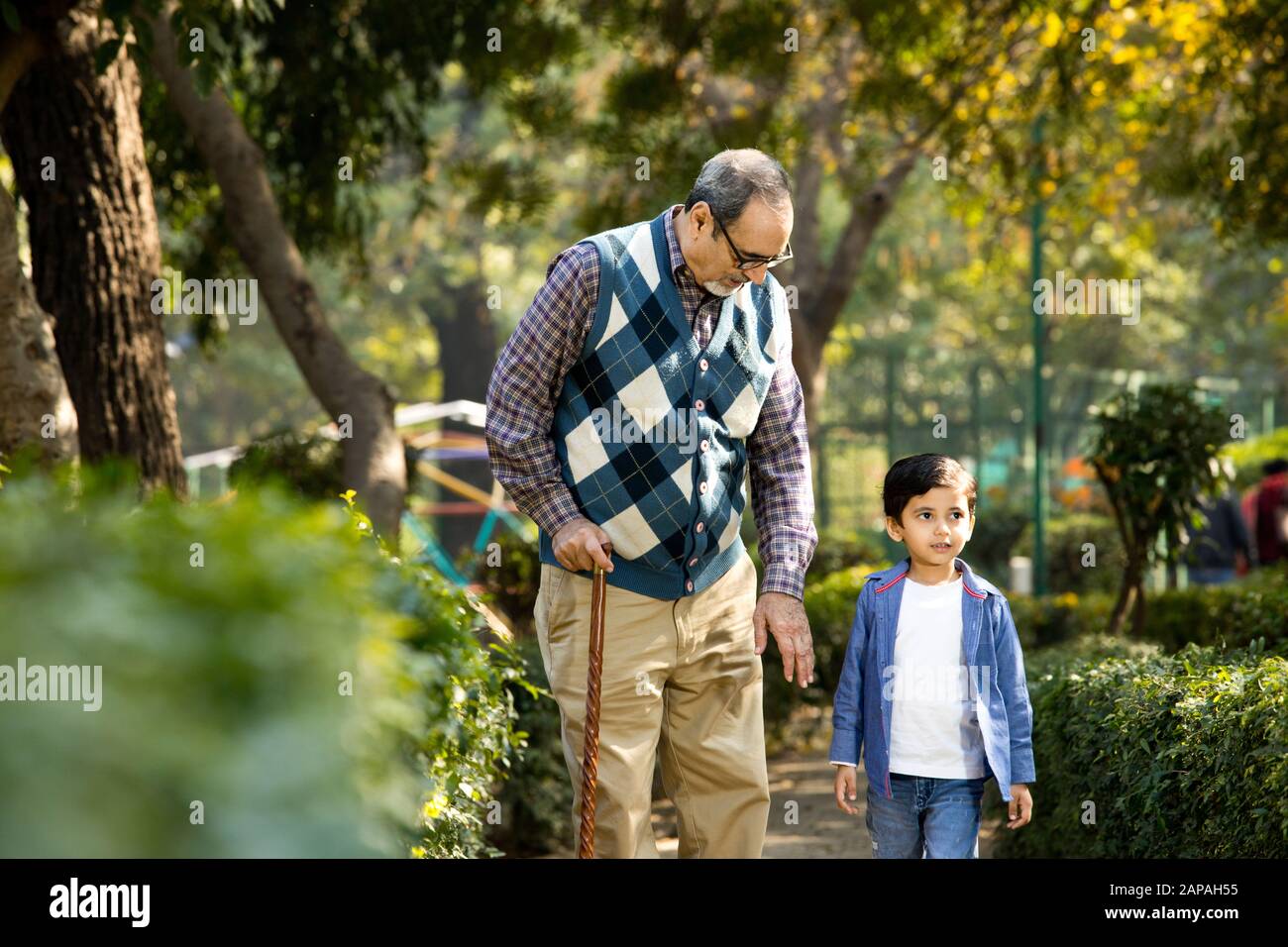 Grand-père joyeux qui passe du temps libre avec son petit-fils Banque D'Images