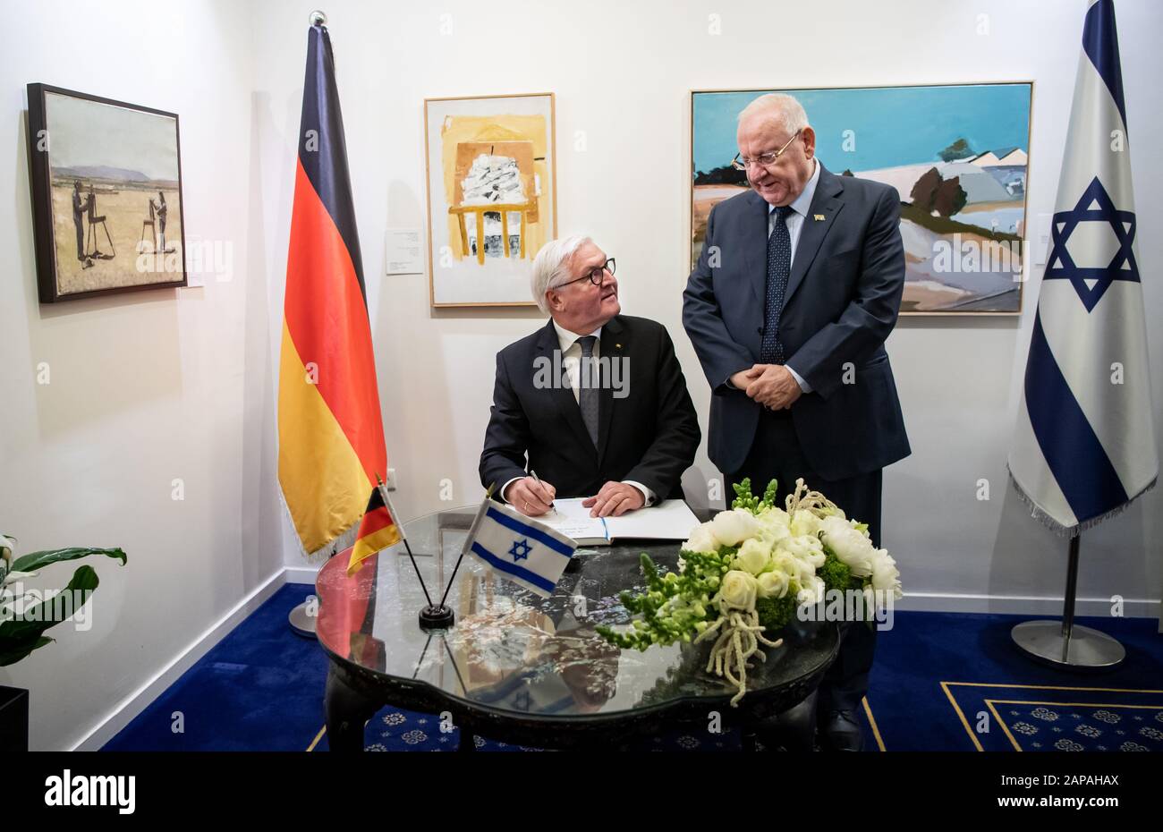 Jérusalem, Israël. 22 janvier 2020. Le président fédéral Frank-Walter Steinmeier signera le livre d'or à la résidence officielle du président israélien en présence de Reuven Rivlin, président d'Israël. Le président fédéral Steinmeier et son épouse seront en Israël deux jours à l'occasion d'un événement commémoratif commémorant la libération du camp de concentration d'Auschwitz il y a 75 ans. Crédit: Bernd Von Jutrczenka/Dpa/Alay Live News Banque D'Images