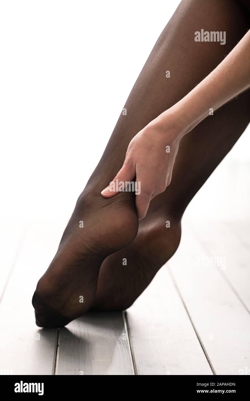 Femme avec des pieds douloureux dans des collants Photo Stock - Alamy