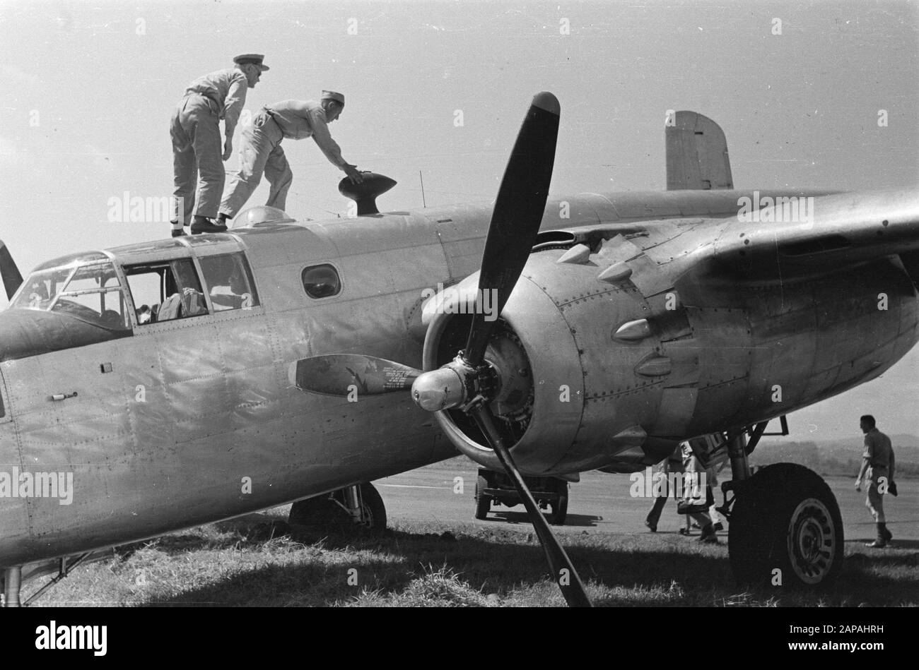 Visite d'inspection générale H.J. Kruls par l'Indonésie Description: [Bandoeng] le Mitchell B-25 a frappé la piste. Le nez pointe vers le bas] [General Kruls quitte l'avion à travers la trappe d'urgence dans le cockpit] Annotation: DJK. L'accident est décrit dans l'Op Inspection van Kruls à la page 63 Date : 4 mai 1947 lieu : Indonésie, Antilles néerlandaises Banque D'Images