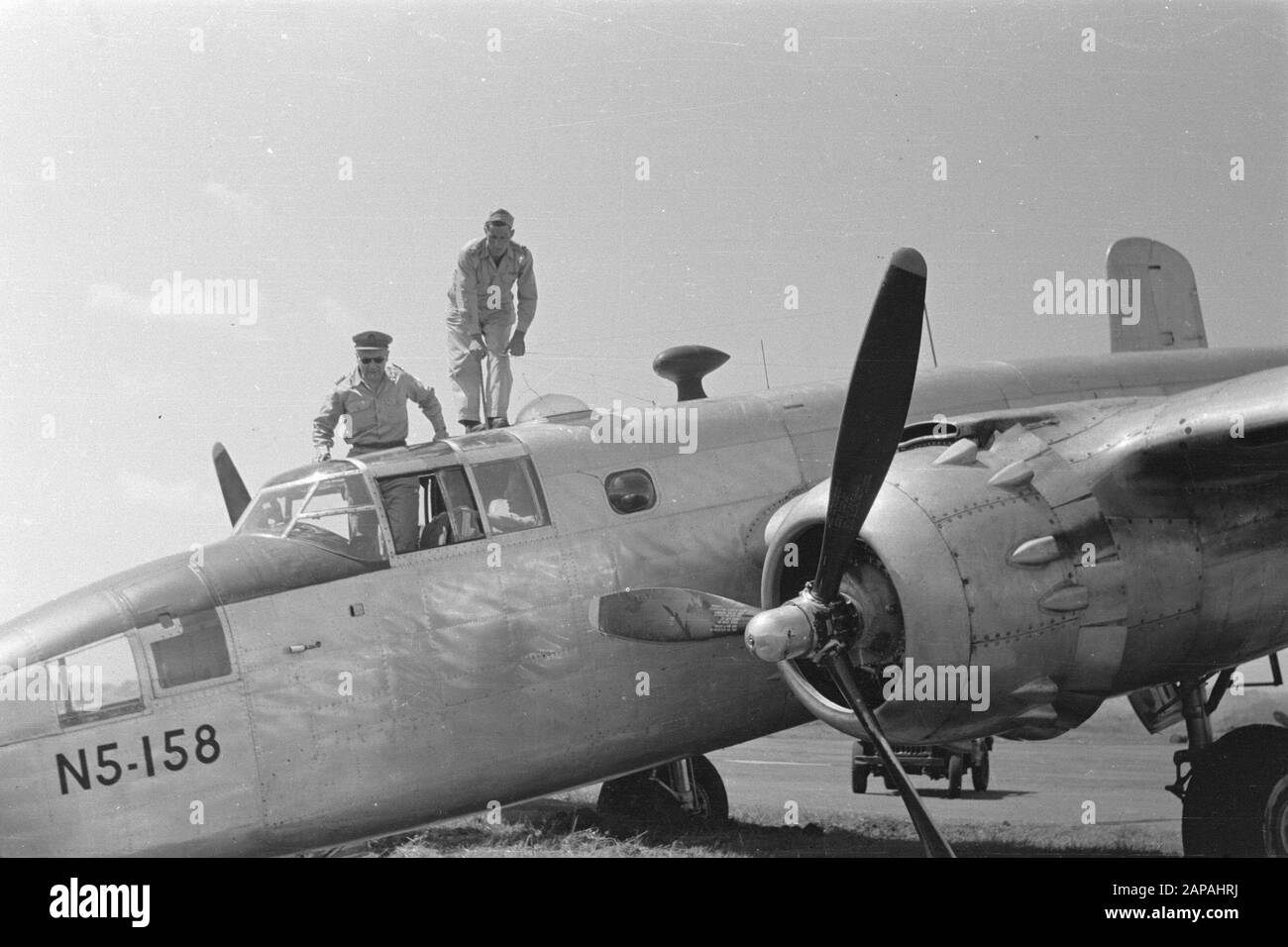 Visite d'inspection générale H.J. Kruls par l'Indonésie Description: [Bandoeng] le Mitchell B-25 a frappé la piste. Le nez pointe vers le bas] [General Kruls quitte l'avion à travers la trappe d'urgence dans le cockpit] Annotation: DJK. L'accident est décrit dans l'Op Inspection van Kruls à la page 63 Date : 4 mai 1947 lieu : Indonésie, Antilles néerlandaises Banque D'Images