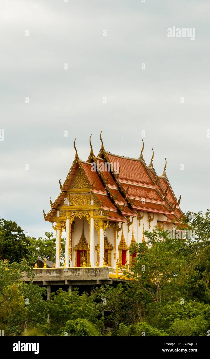 Temple thaïlandais s'élevant sur les arbres à Pak Nam Pran, Pranburi Thaïlande Banque D'Images