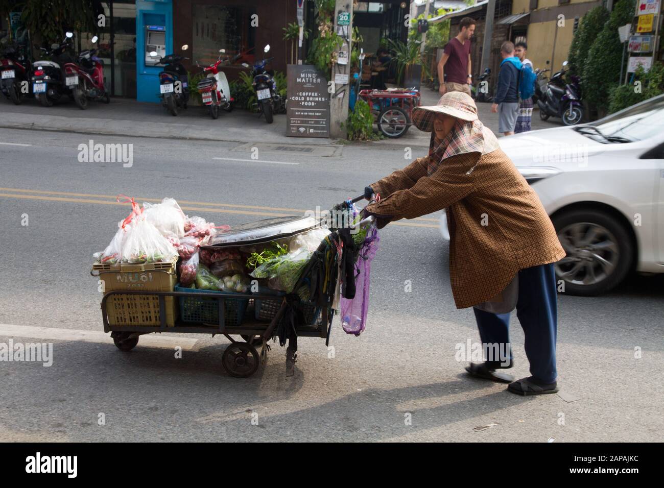 Femme pousse chariot ouvrier vendeur Chiang Mai chiangmai T Banque D'Images