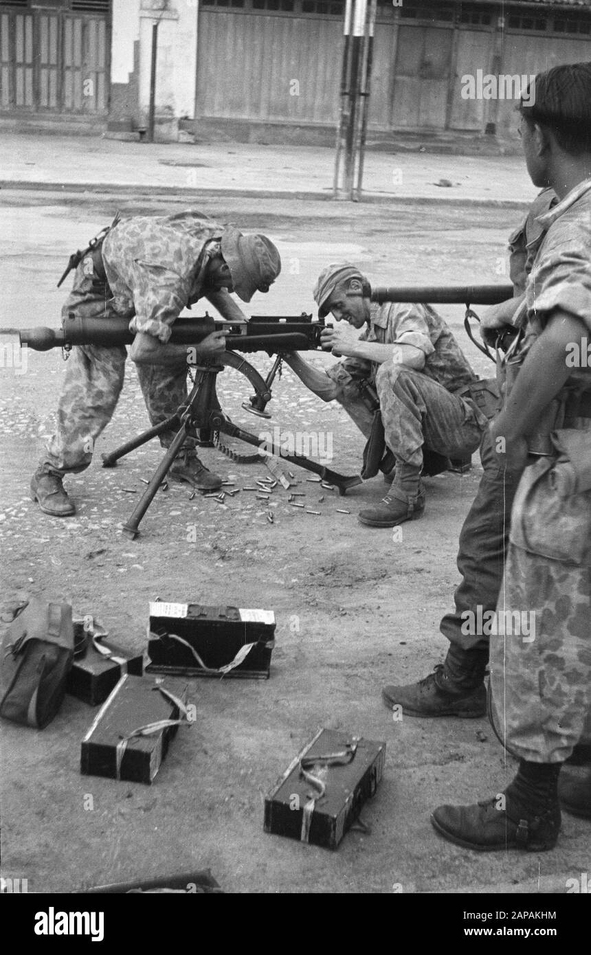 Reportage aéroport Djokja, arrivée Catalina République, membres importateurs Commission De Bons services Description: Les troupes néerlandaises avancent à Jokjakarta. À un passage à niveau ferroviaire, un pistolet à machine Vickers lourd est monté. Les Modèles Sont Déversés Annotation: Djk Date: 19 Décembre 1948 Lieu: Indonésie, Pays-Bas Antilles Orientales Banque D'Images