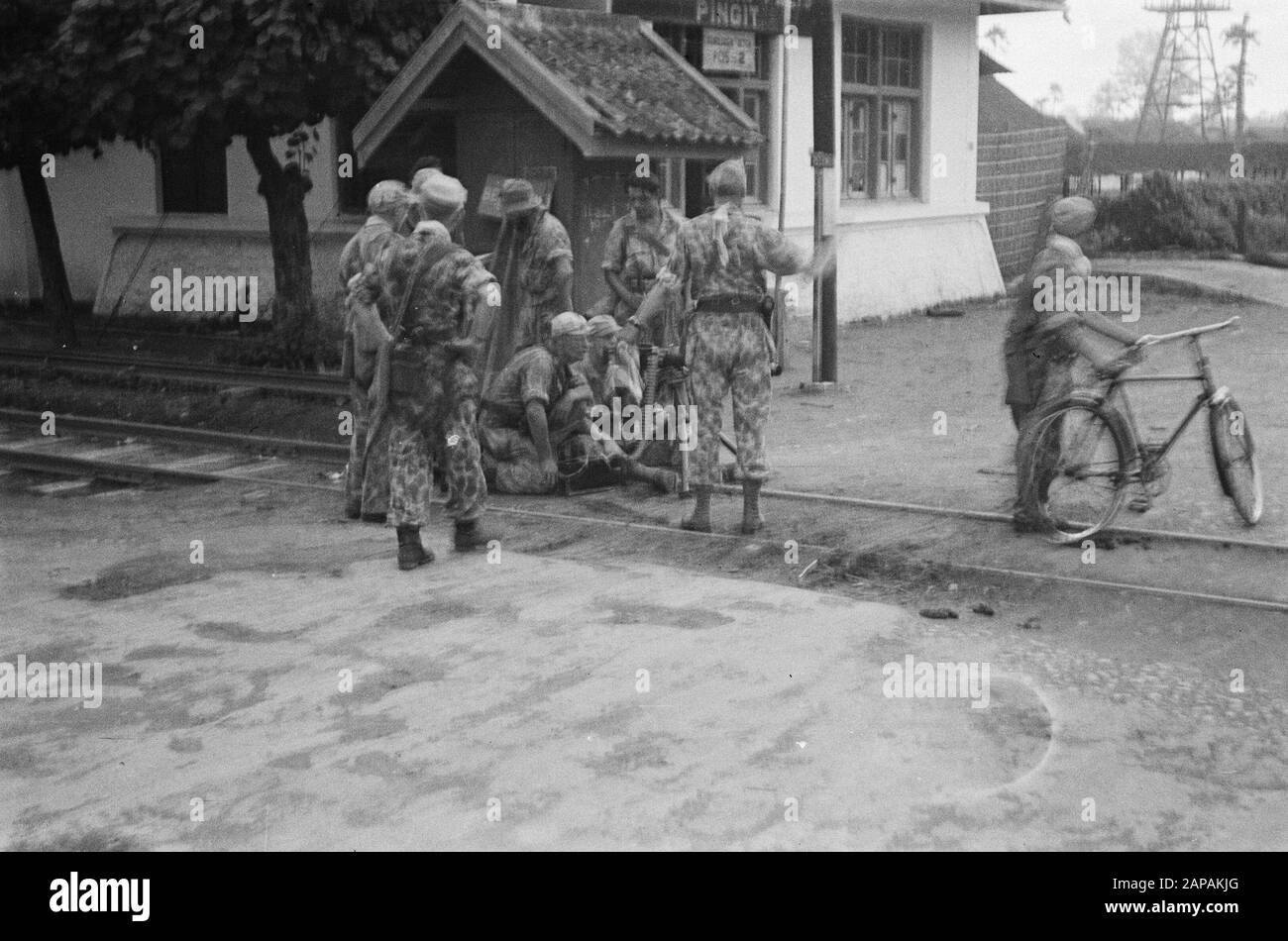 Reportage aéroport Djokja, arrivée Catalina République, membres importateurs Commission De Bons services Description: Les troupes néerlandaises avancent à Jokjakarta. Au croisement d'un chemin de fer, un pistolet à machine Vickers lourd est conçu Date: 19 décembre 1948 lieu: Indonésie, Pays-Bas East Indies Banque D'Images