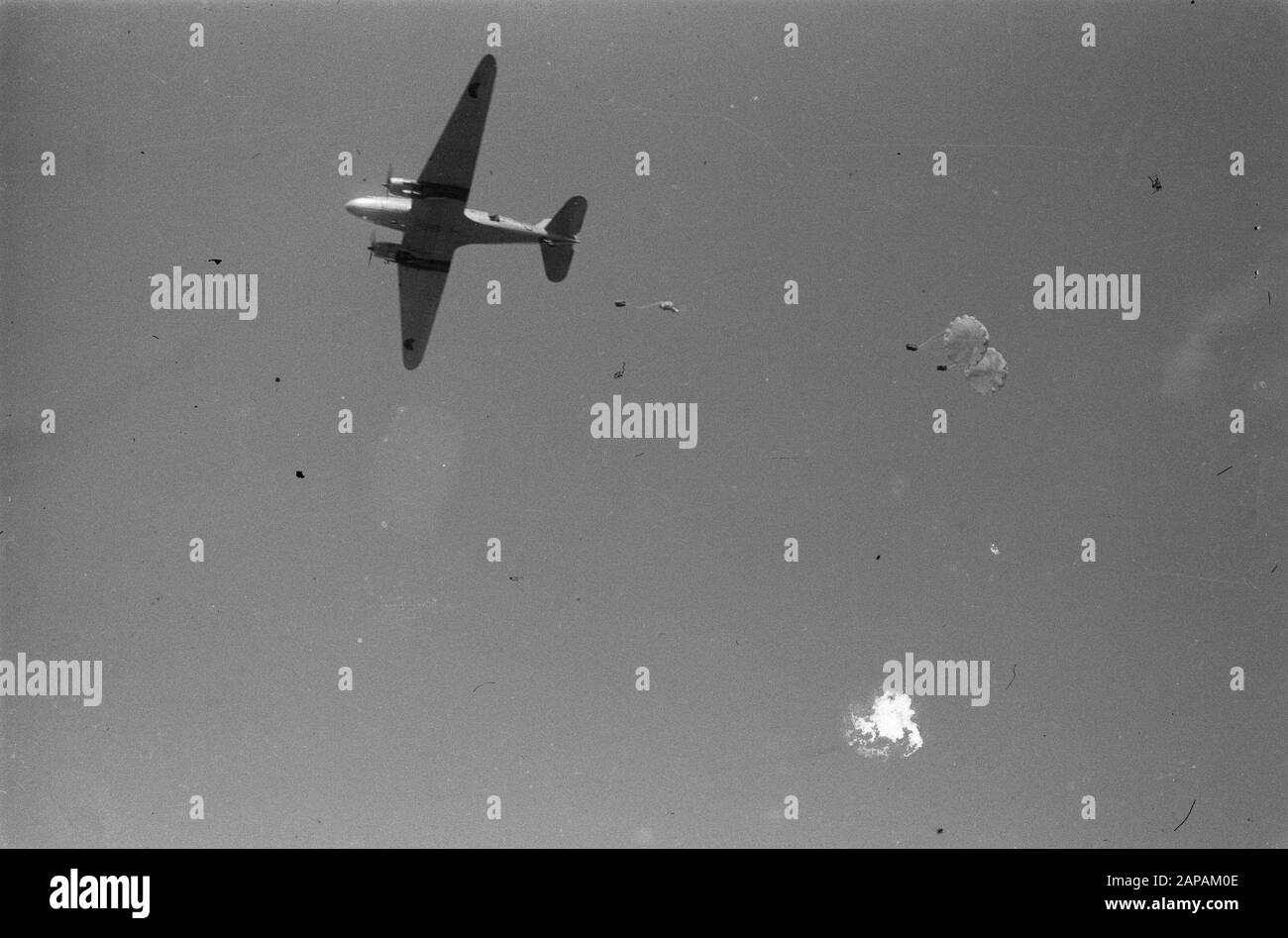 Départ Forces aéroportées de Semarang Description: Fourniture par parachutisme. Un Dakota jette du fret Date : 19 décembre 1948 lieu : Indonésie, Antilles néerlandaises de l'est Banque D'Images